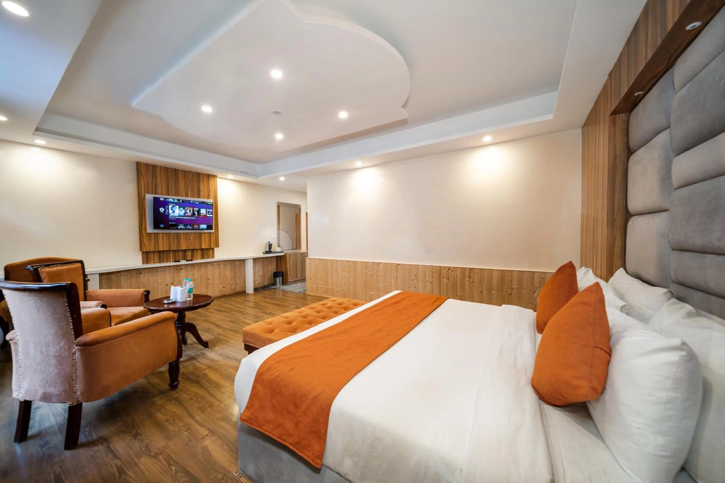 TV and multimedia, Bed in Hill River Resort By West Western -Property of the Year 2024-25 - Central Heated & Air Cooled, Near Mall Road