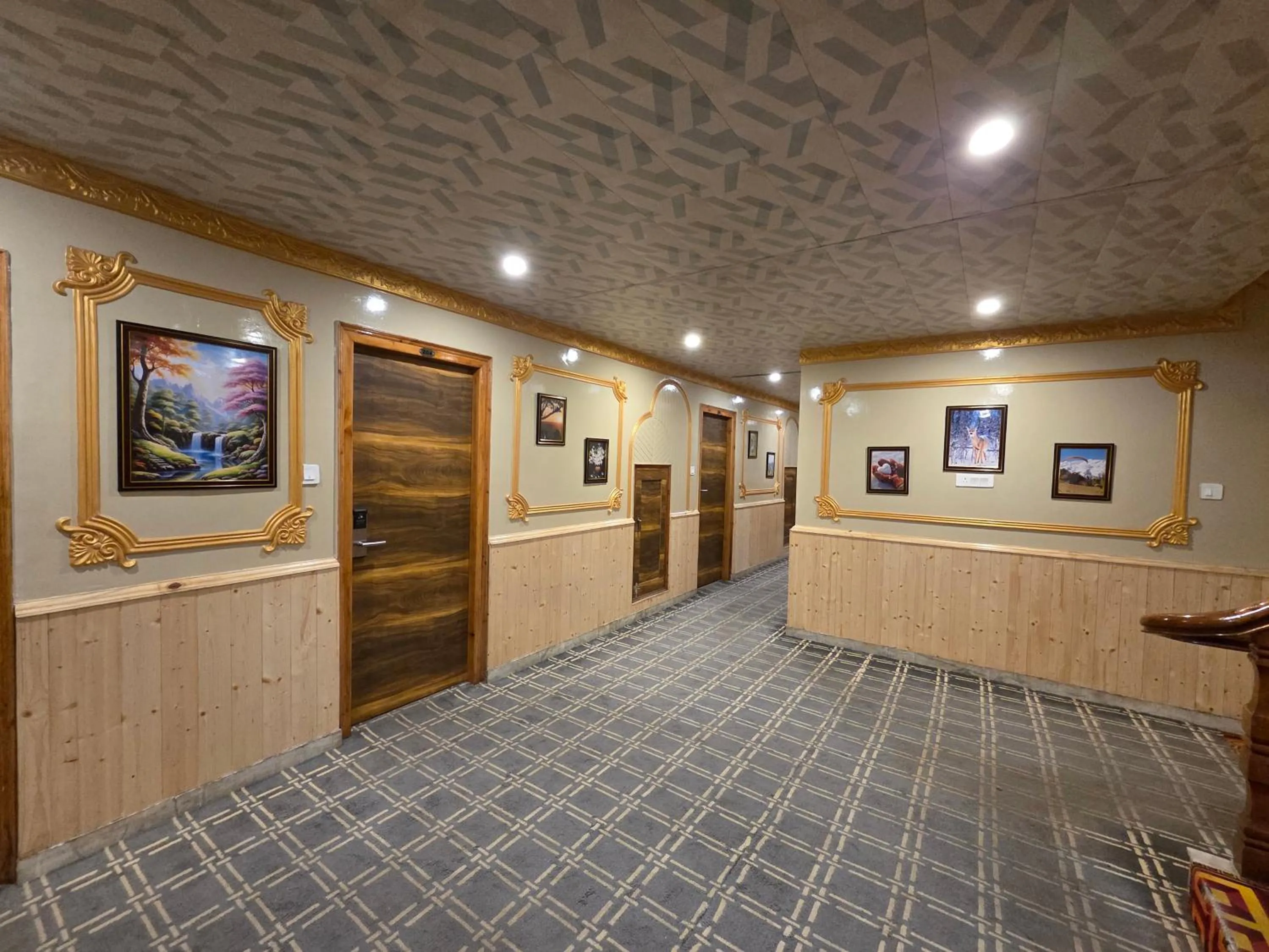 Lobby or reception in Hill River Resort By West Western -Property of the Year 2024-25 - Central Heated & Air Cooled, Near Mall Road