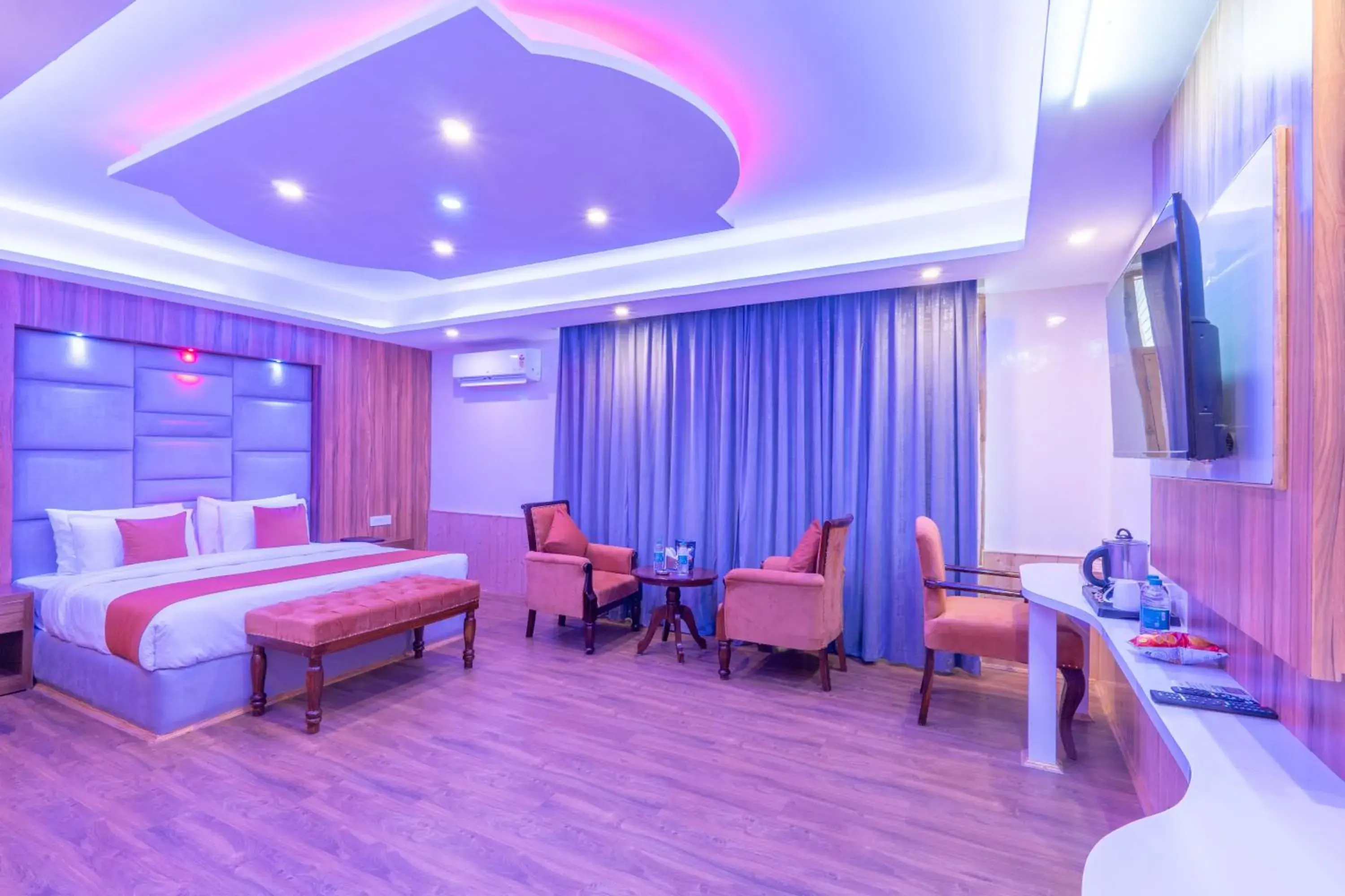 King Room in Hill River Resort By West Western -Property of the Year 2024-25 - Central Heated & Air Cooled, Near Mall Road King Room in Hill River Resort By West Western -Property of the Year 2024-25 - Central Heated & Air Cooled, Near Mall Road