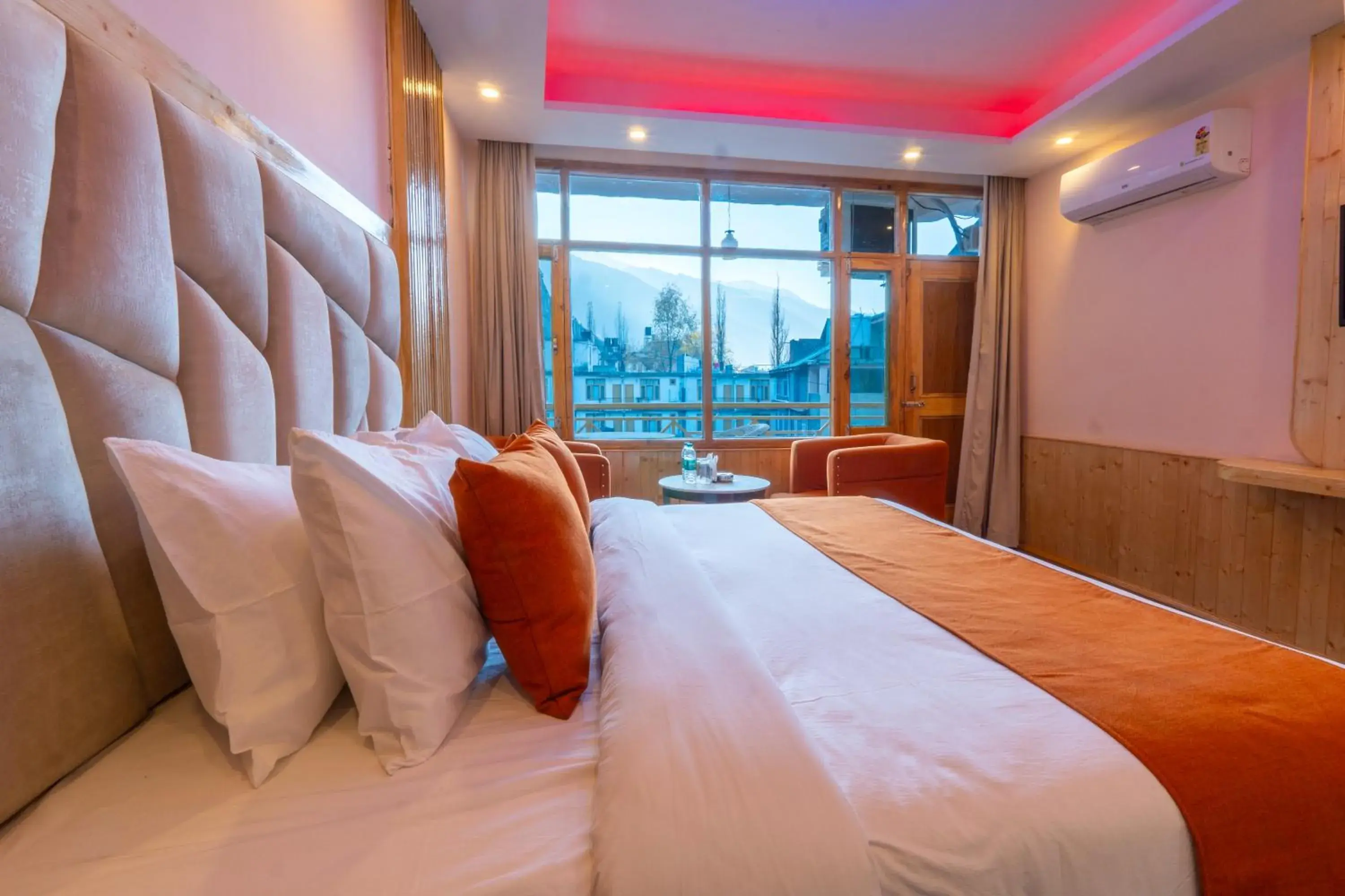 Bedroom, Bed in Hill River Resort By West Western -Property of the Year 2024-25 - Central Heated & Air Cooled, Near Mall Road Bedroom, Bed in Hill River Resort By West Western -Property of the Year 2024-25 - Central Heated & Air Cooled, Near Mall Road