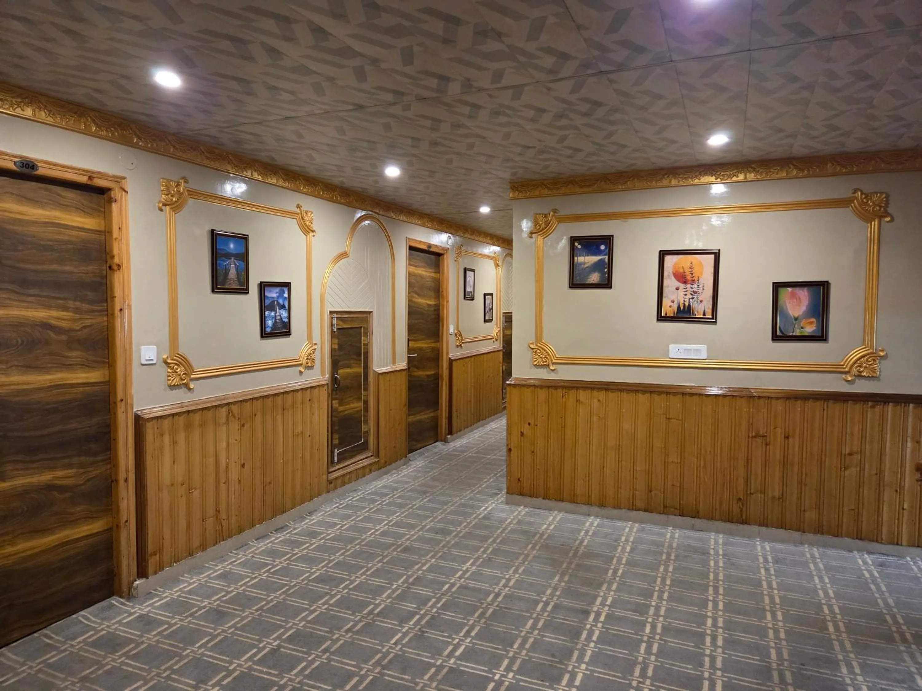 Lobby or reception in Hill River Resort By West Western -Property of the Year 2024-25 - Central Heated & Air Cooled, Near Mall Road