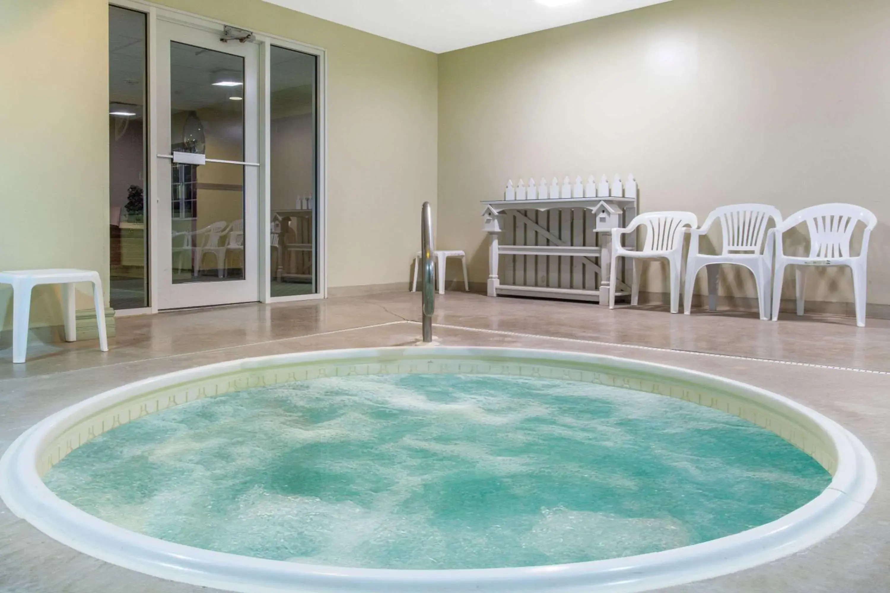 Hot Tub, Swimming Pool in Super 8 by Wyndham Carthage