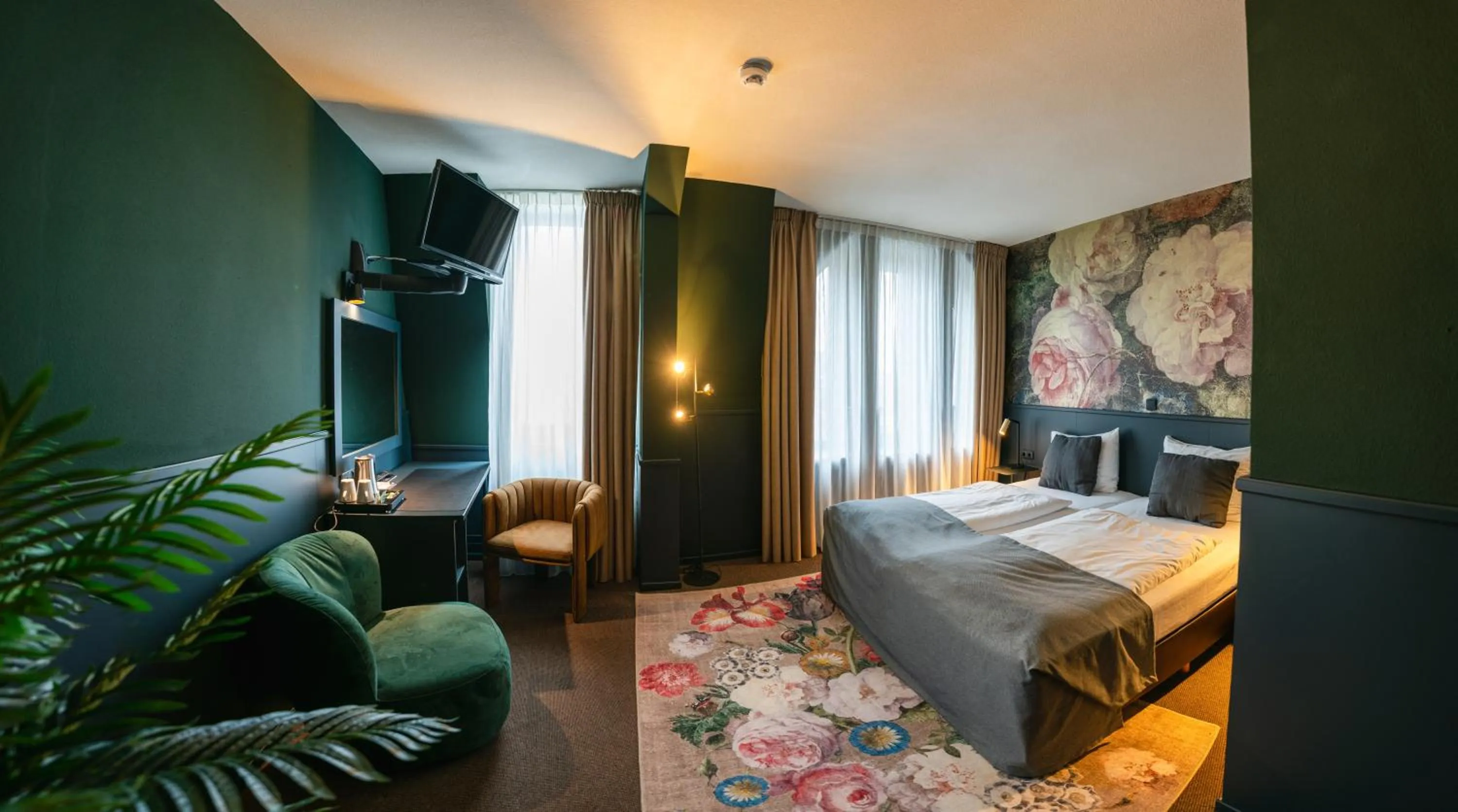 Photo of the whole room, Bed in Stadshotel Heerlen