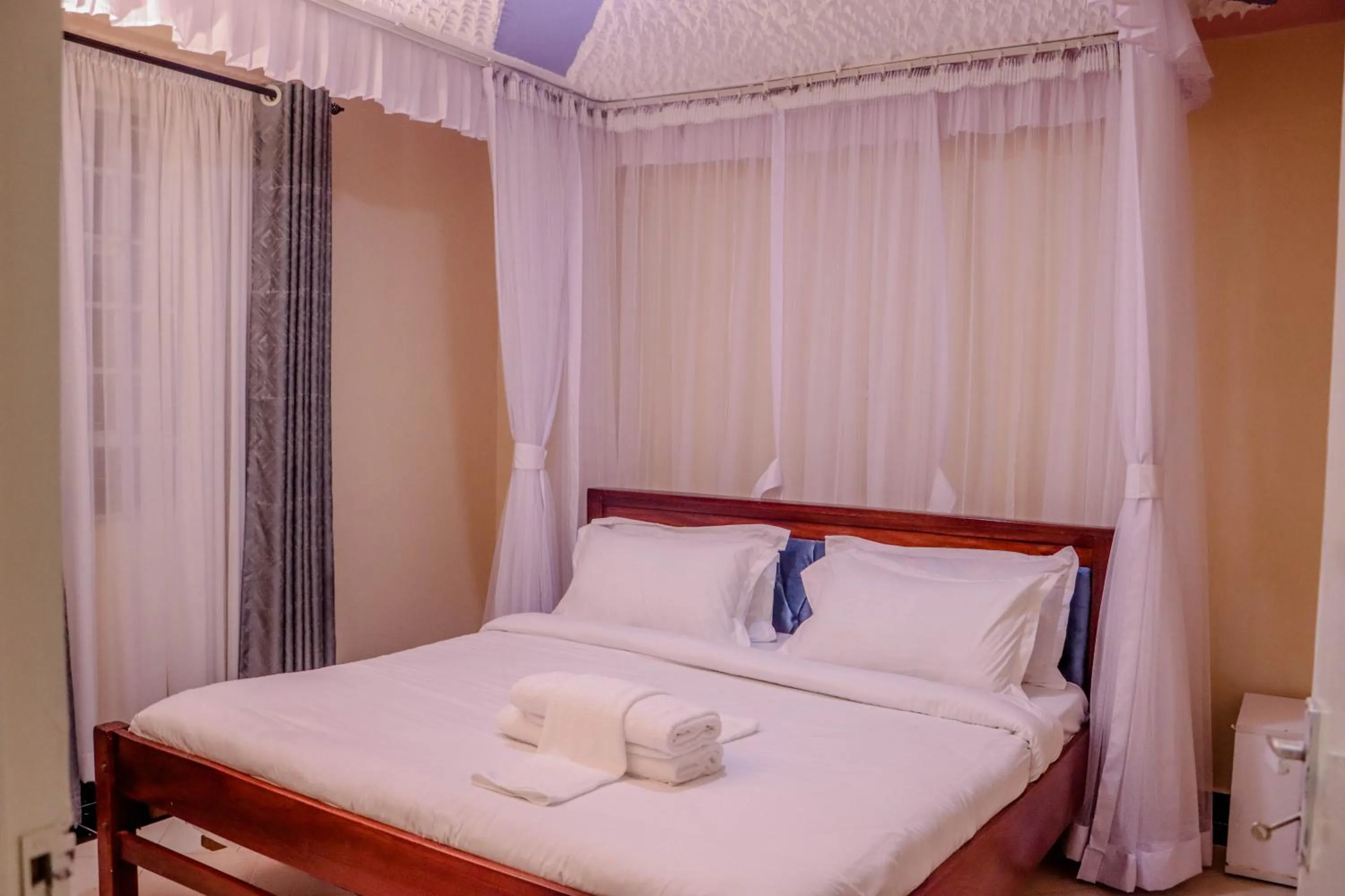 Bed in Dayo Suites and Hotel