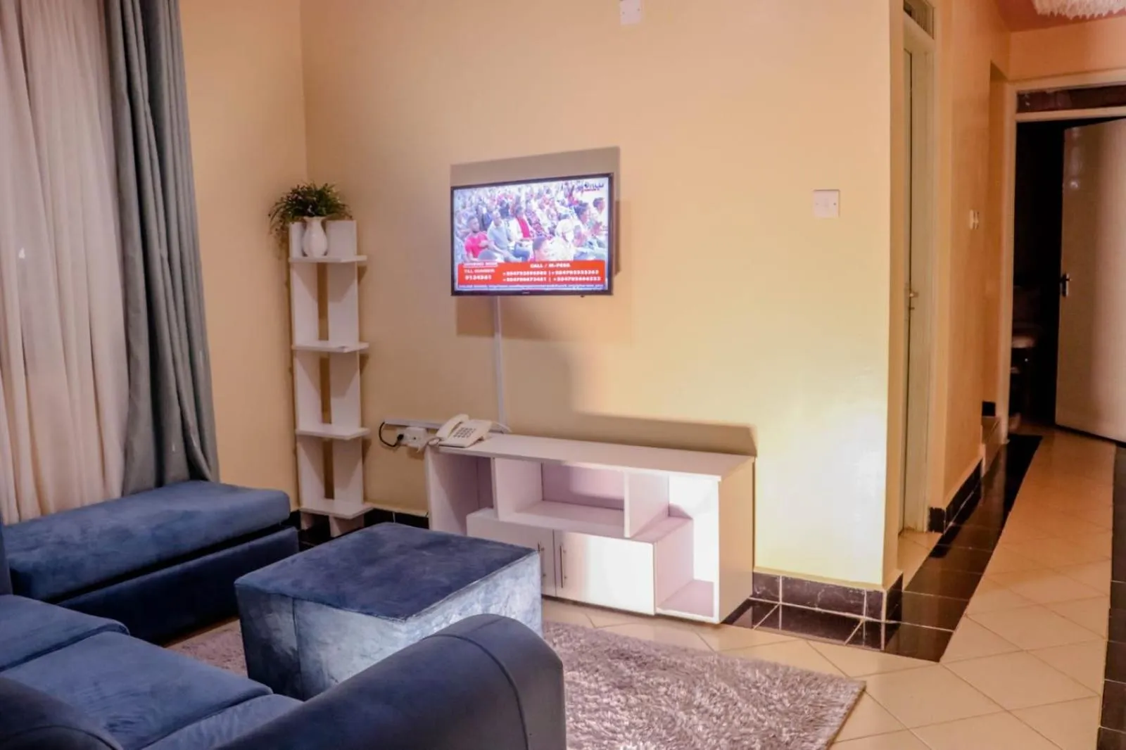 Communal lounge/ TV room in Dayo Suites and Hotel