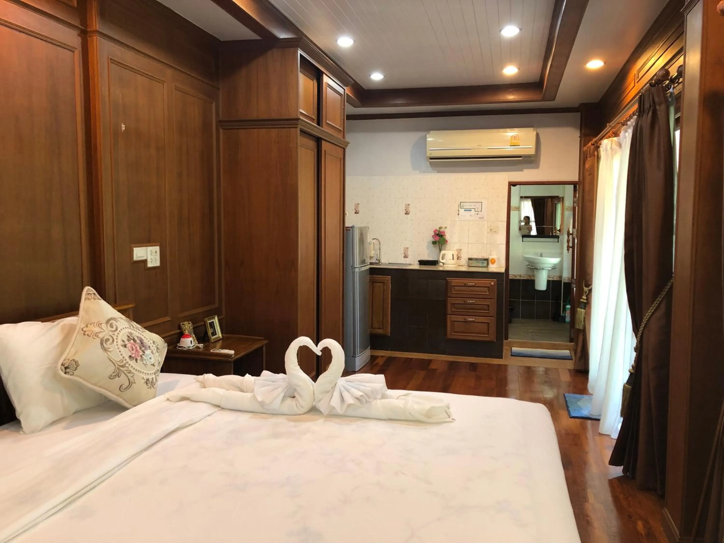 Photo of the whole room, Bed in Lanta Wanida Resort