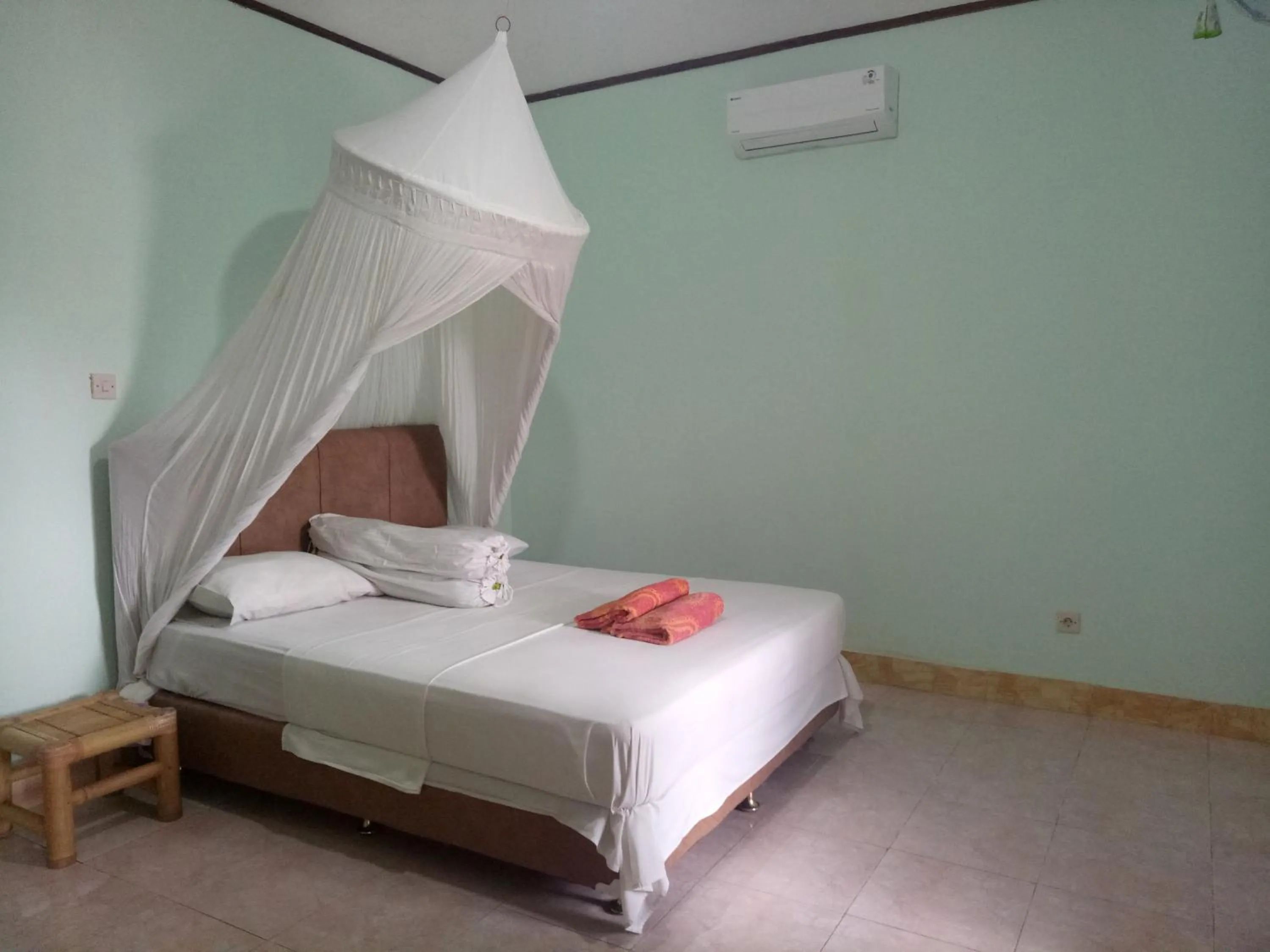 Bed in Krisna Bungalows and Restaurant