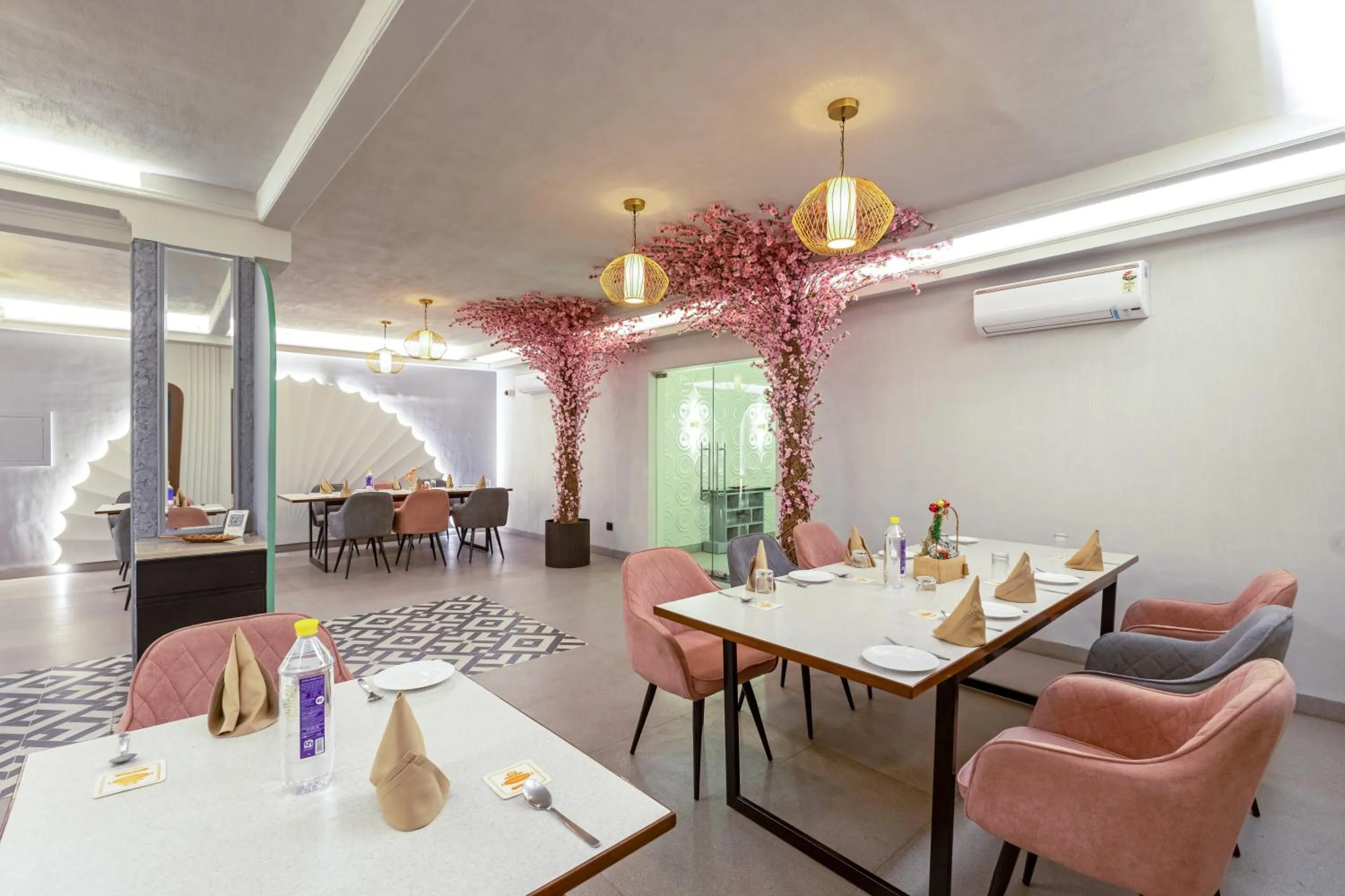 Restaurant/places to eat in Aapno Ghar Resort & Amusement Park