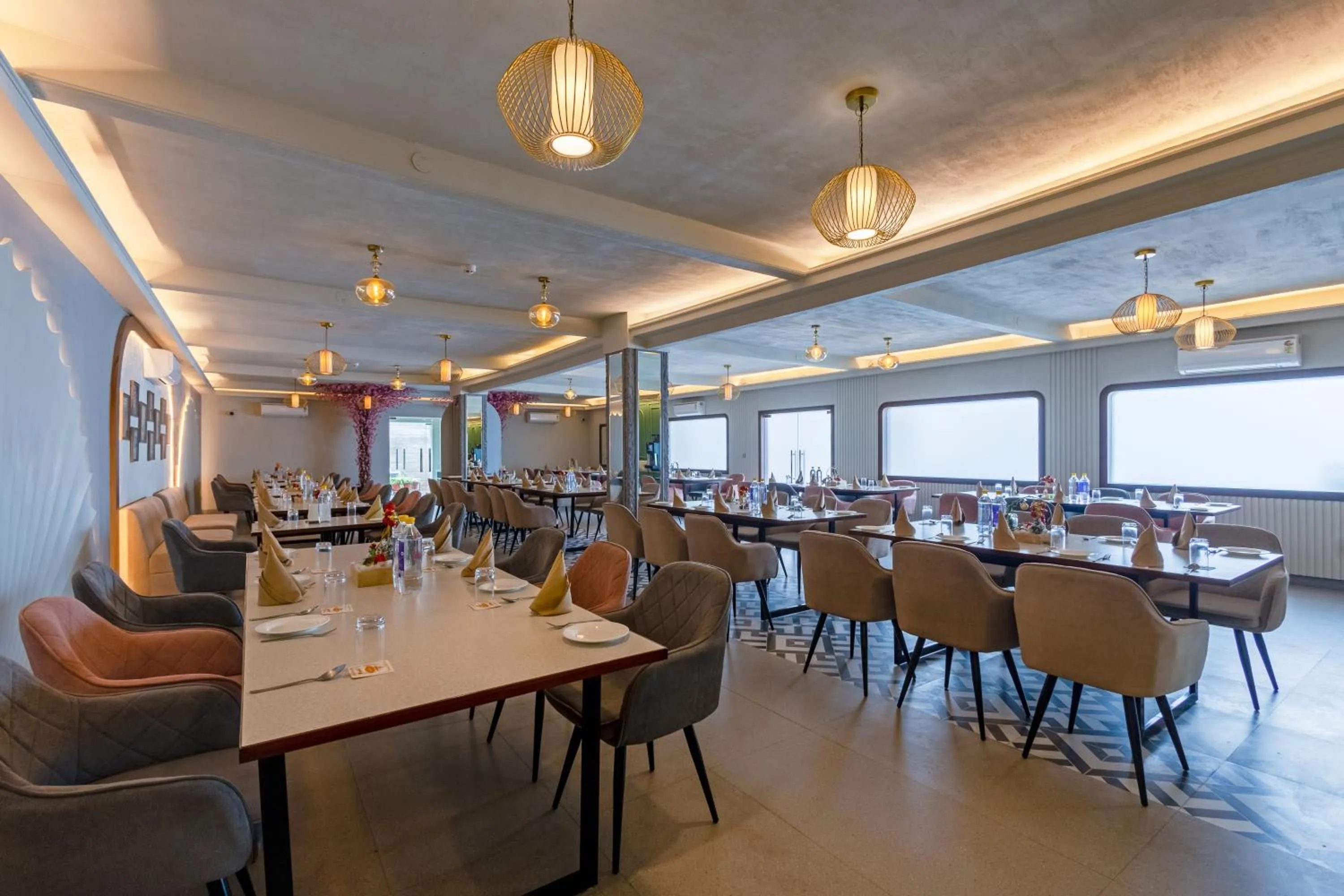 Restaurant/places to eat in Aapno Ghar Resort & Amusement Park