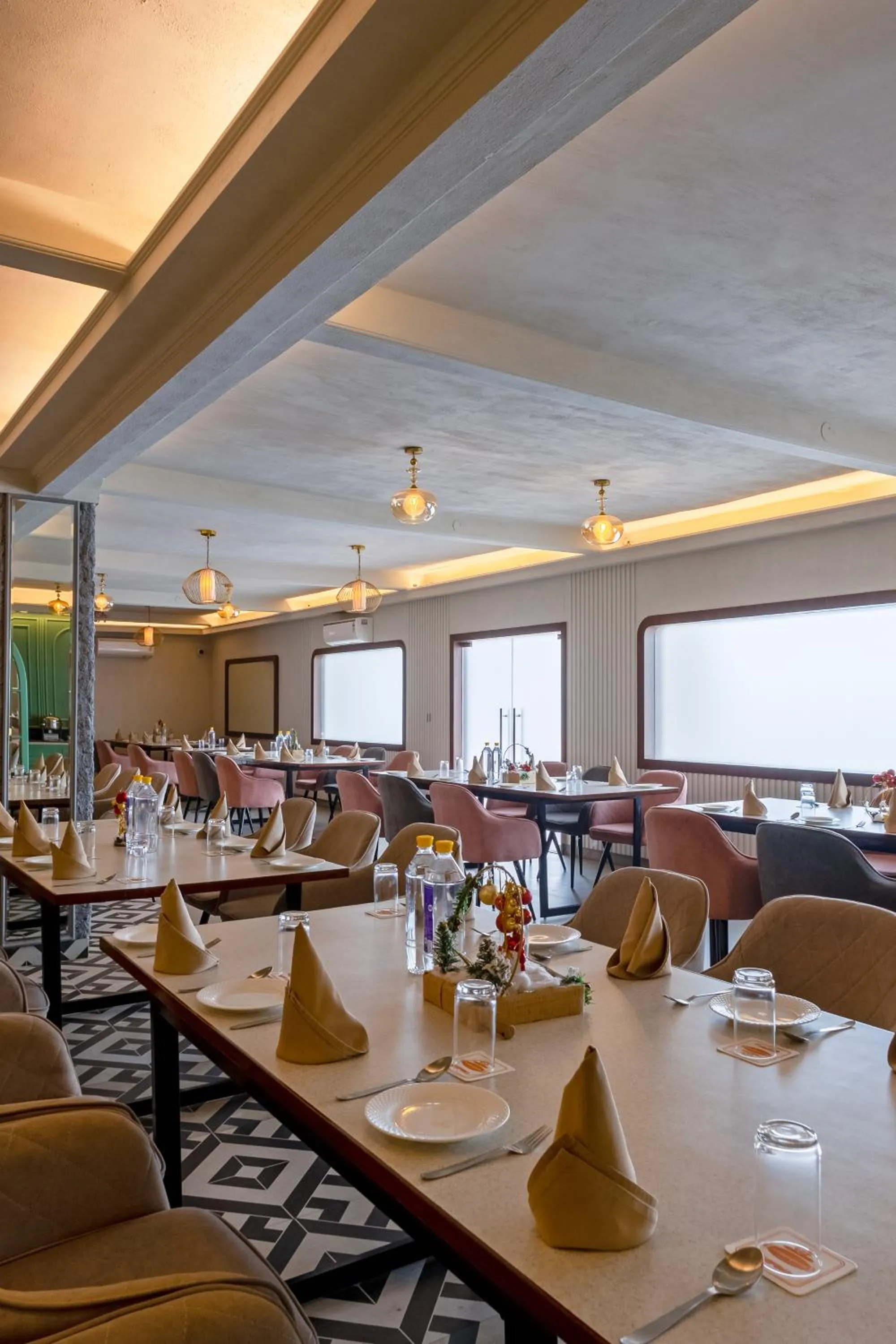 Restaurant/places to eat in Aapno Ghar Resort & Amusement Park