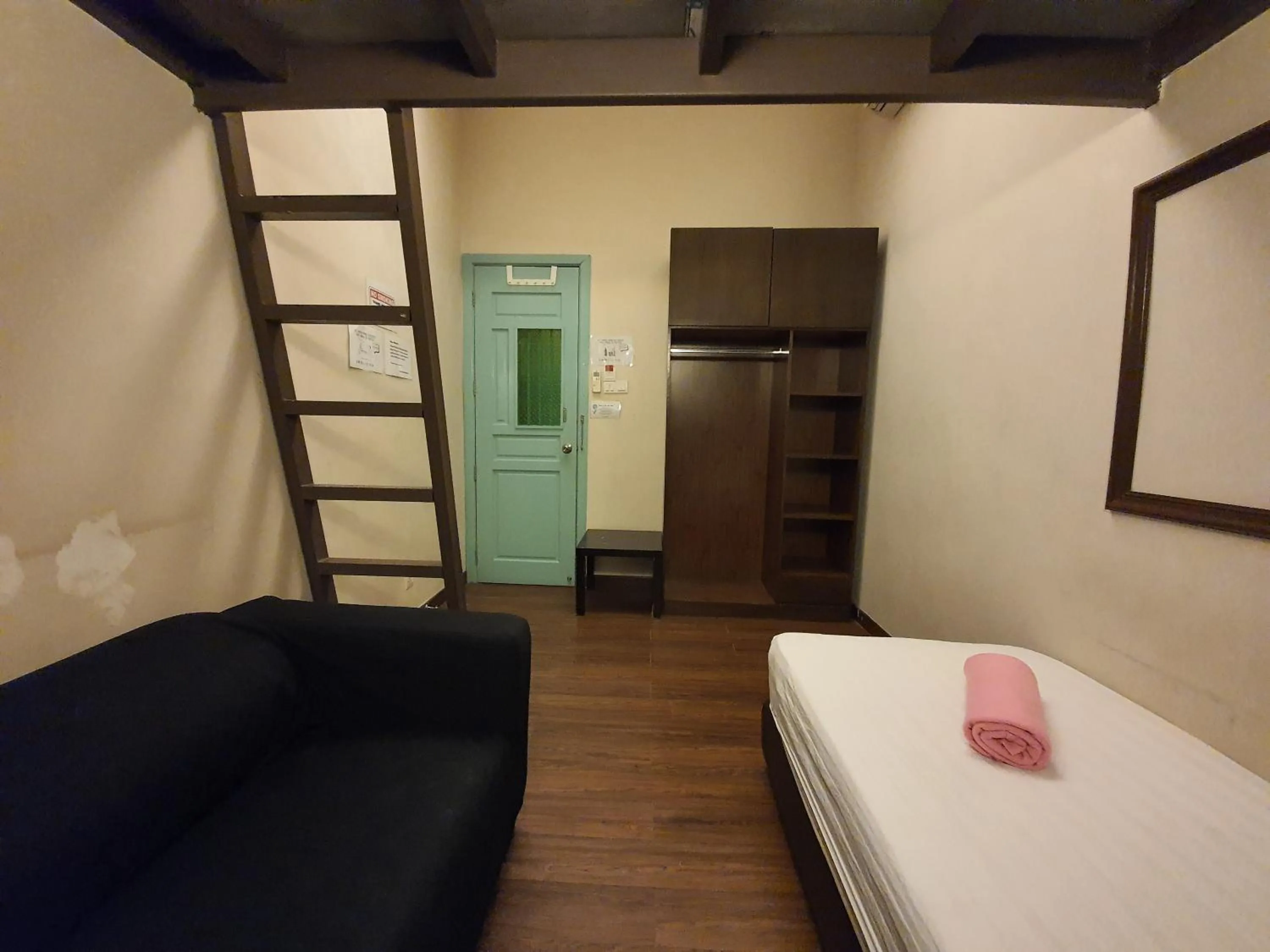 Photo of the whole room, Bed in Travel Hub Highstreet