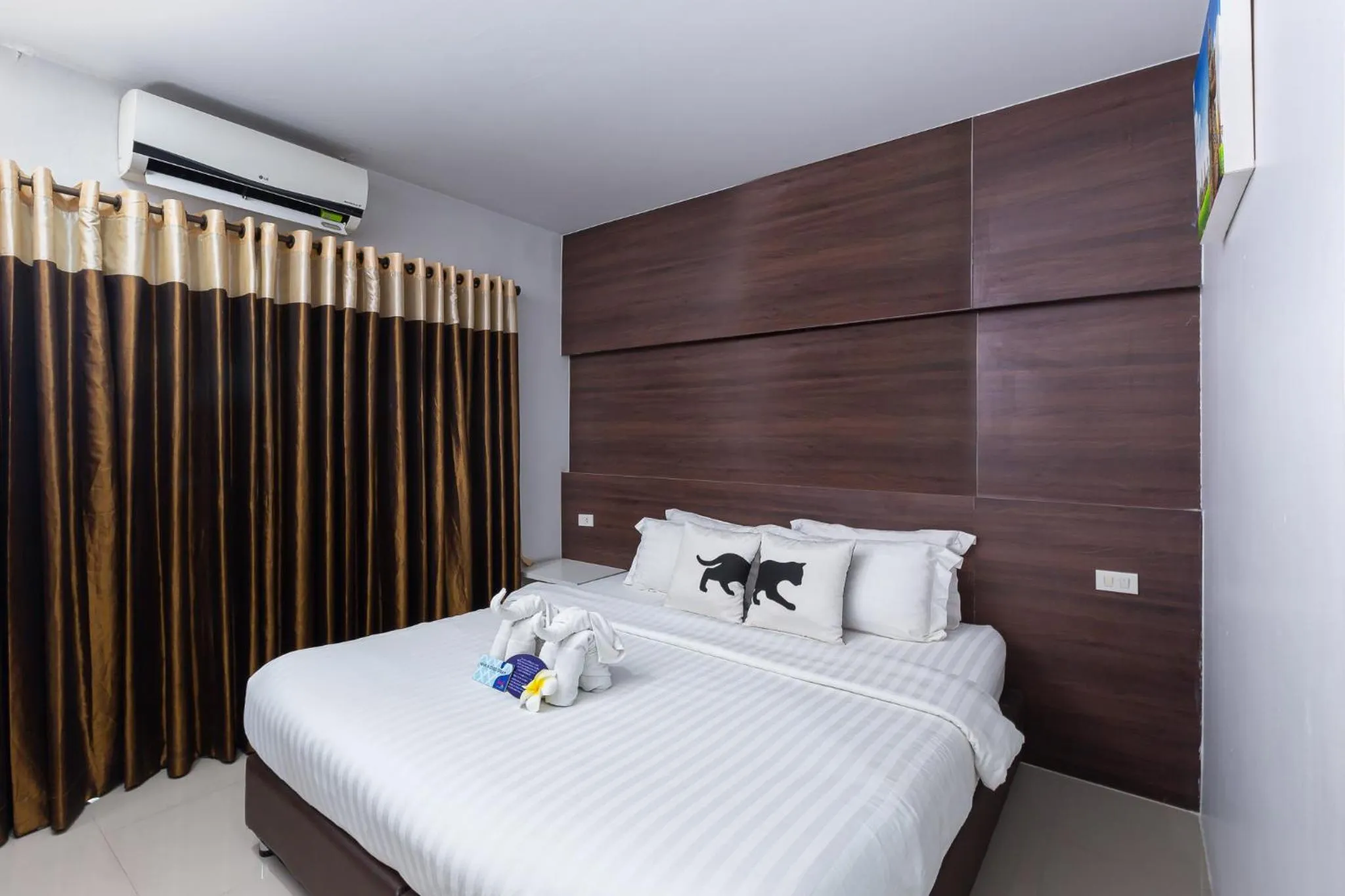 Bed in Bed By City Hotel