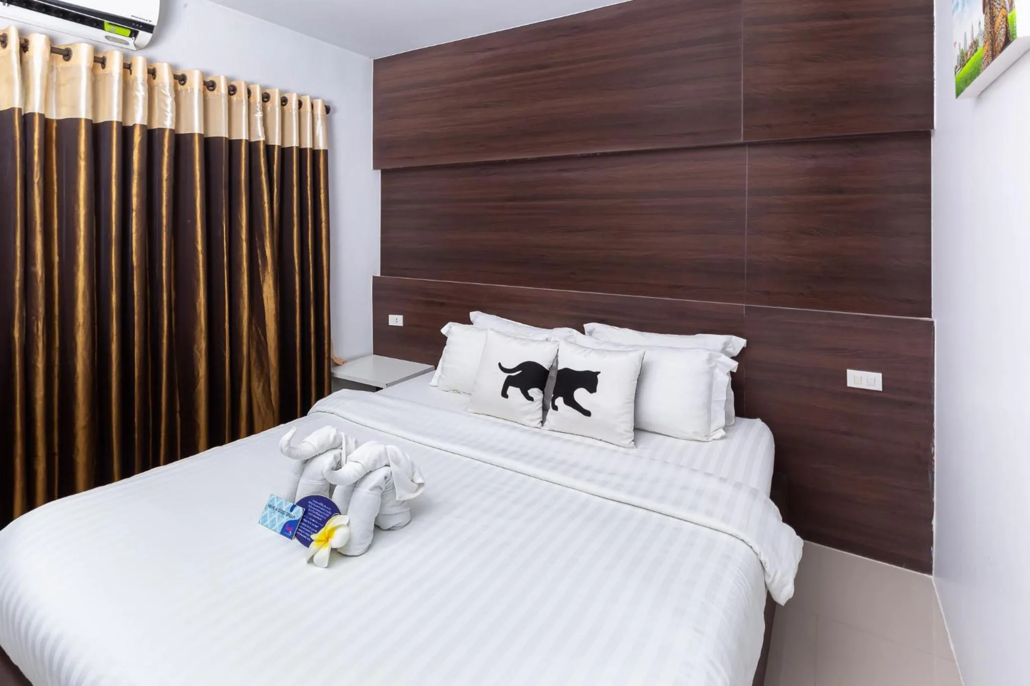 Bed in Bed By City Hotel