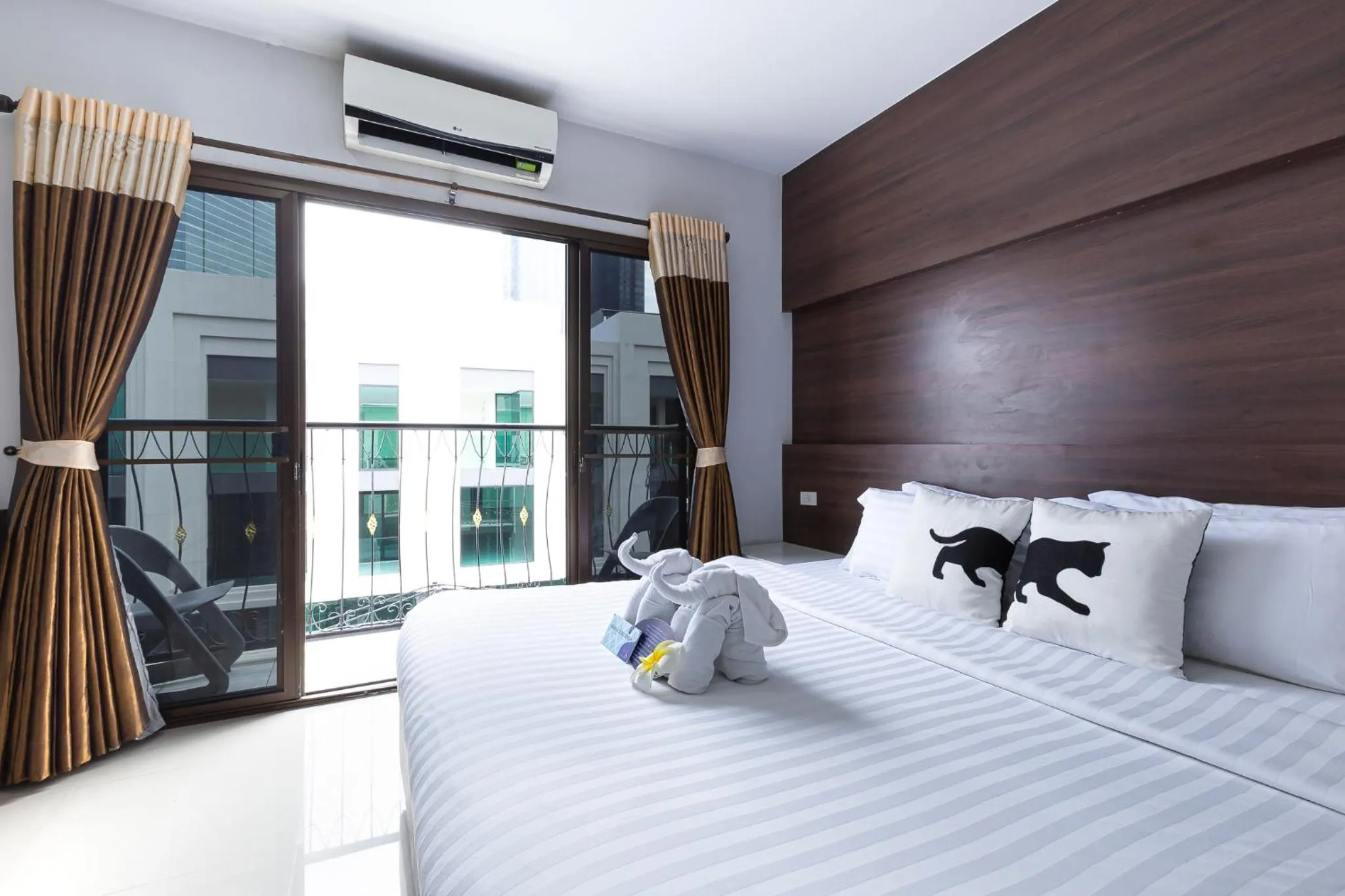 Bed in Bed By City Hotel