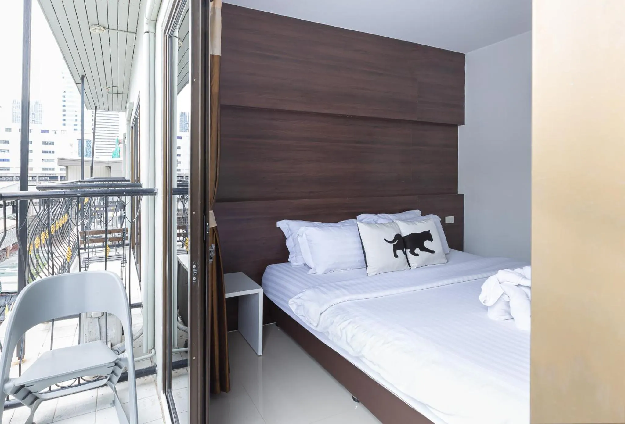 Bed in Bed By City Hotel