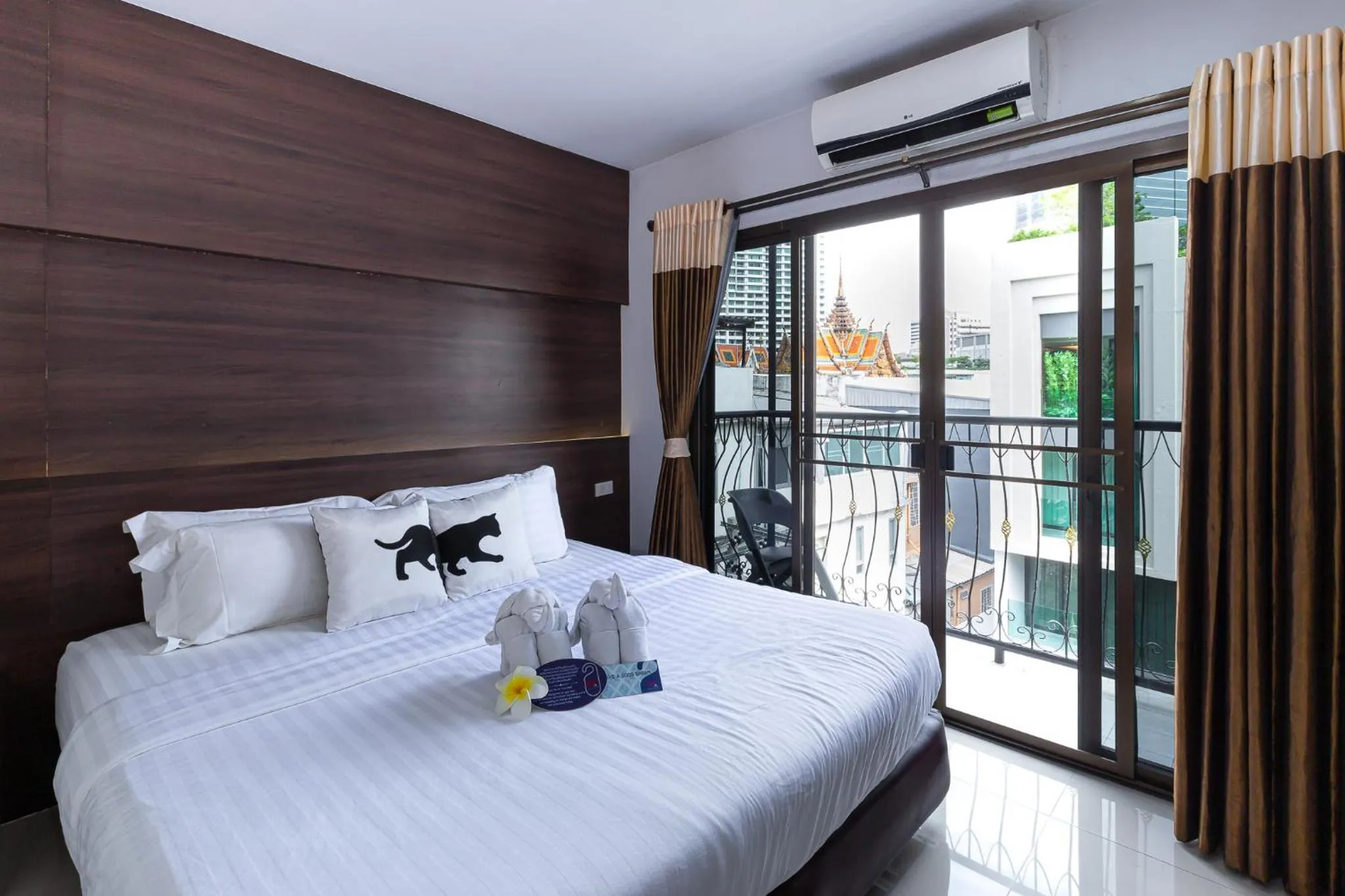 Bed in Bed By City Hotel