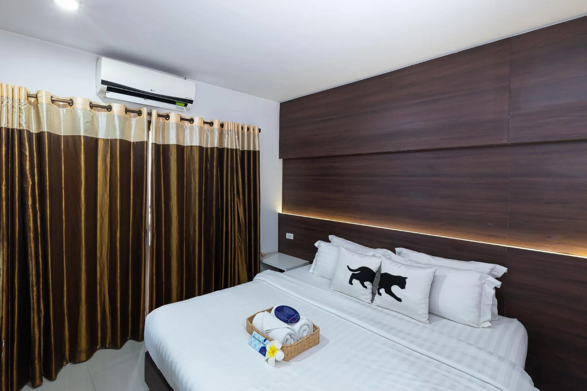 Bed in Bed By City Hotel