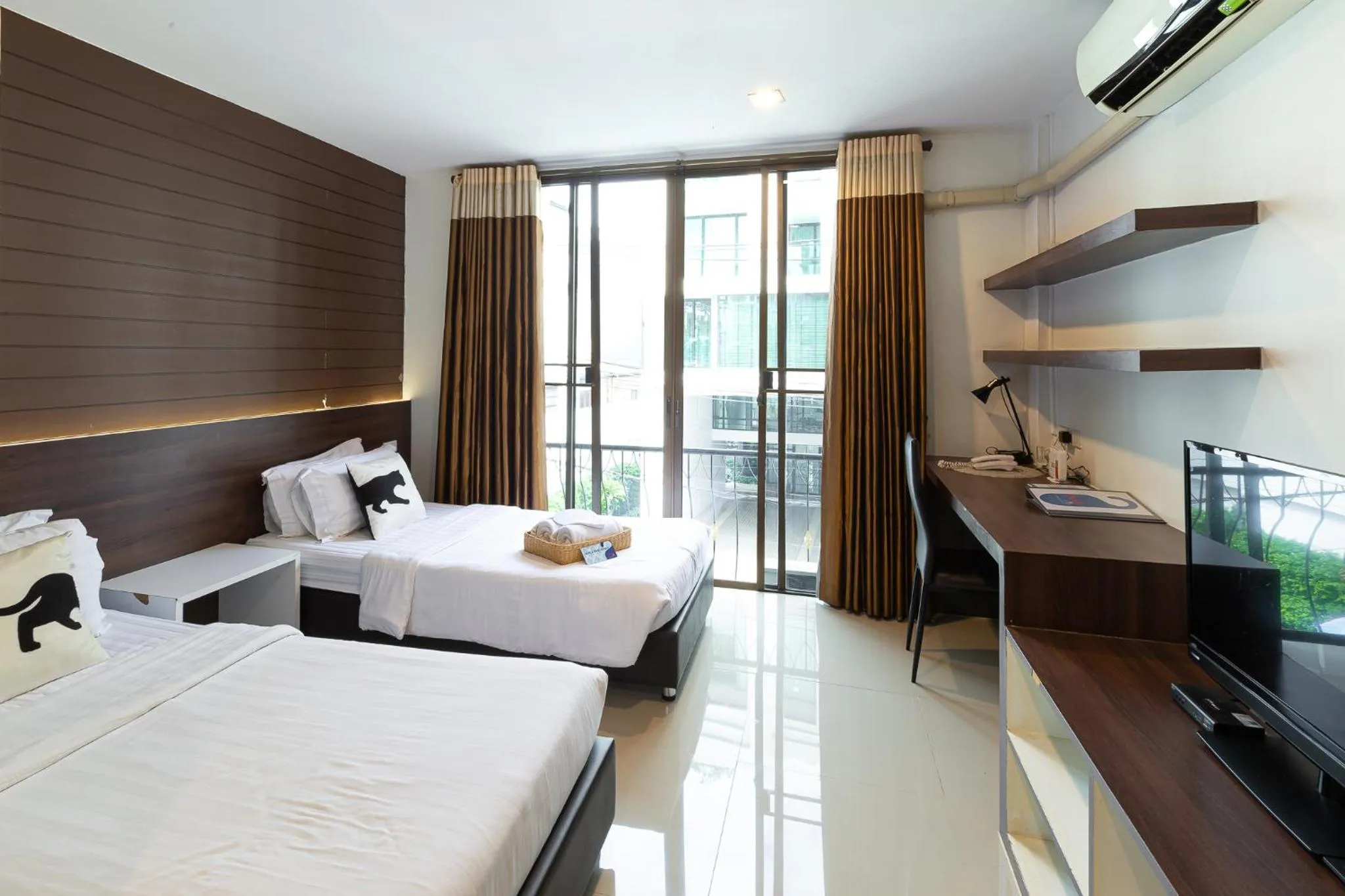 Bed in Bed By City Hotel