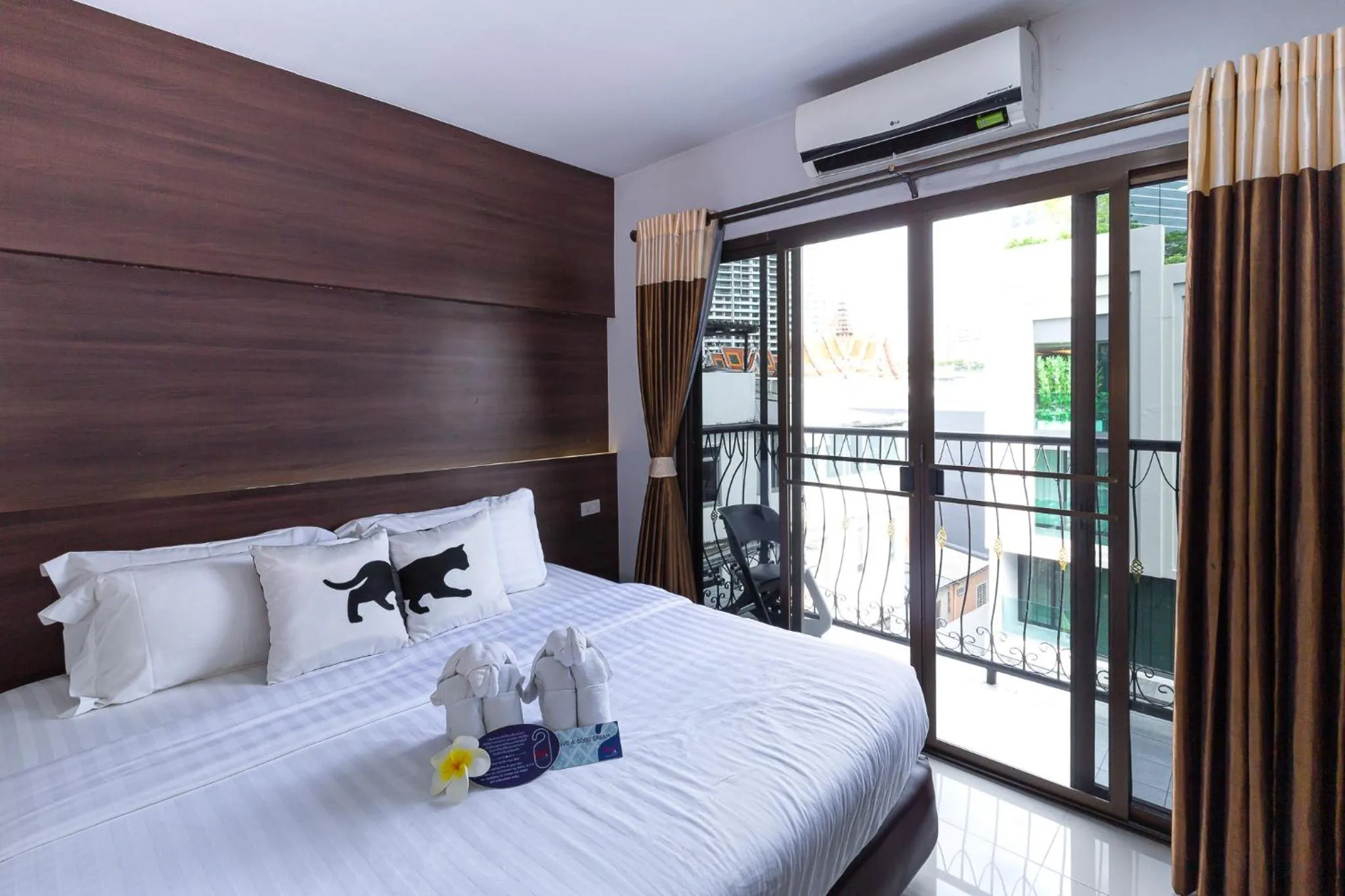 Bed in Bed By City Hotel