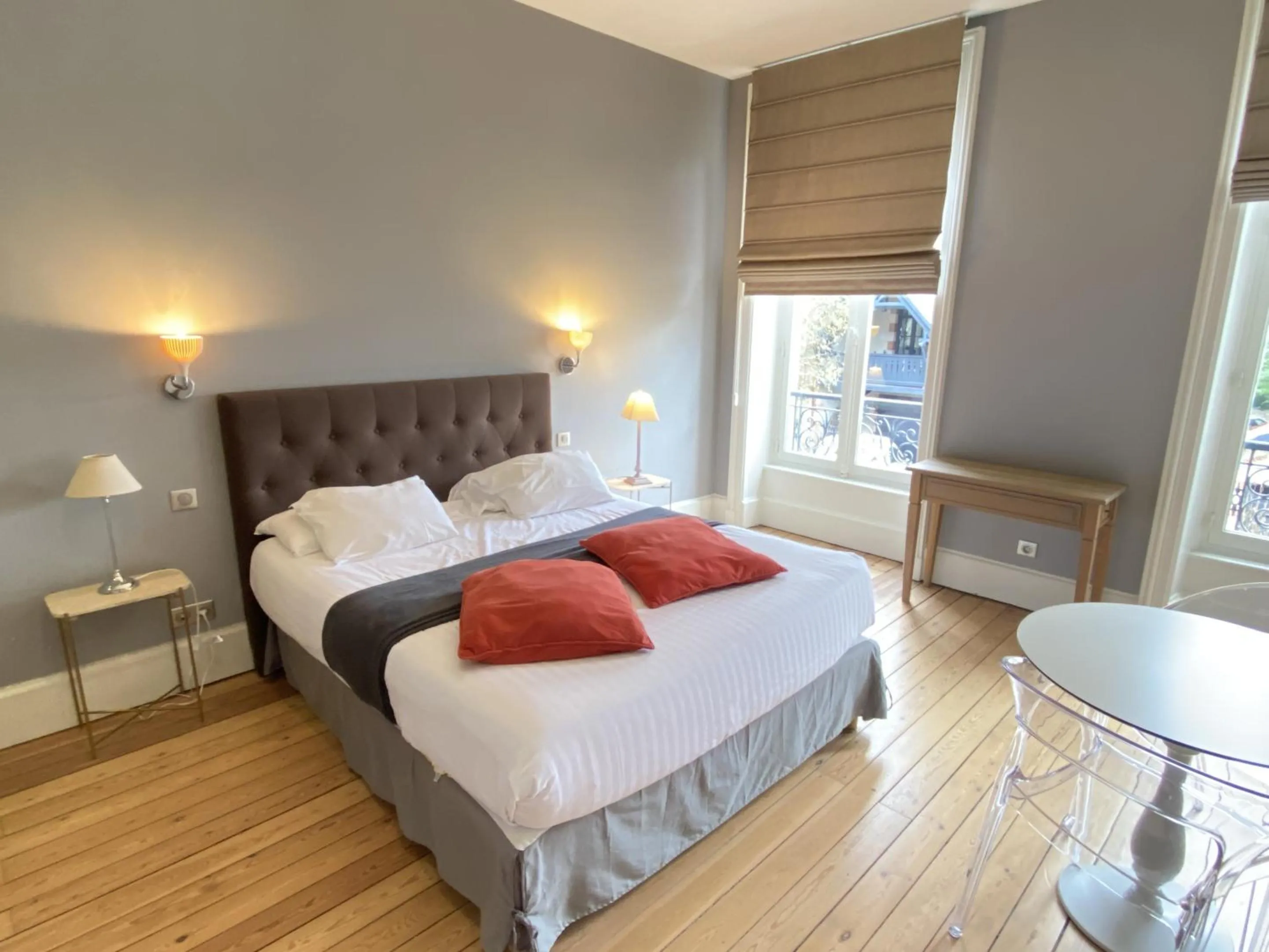 Bedroom, Bed in La Villa Beaupeyrat - Apparthôtels de charme dans bâtisse de caractère à 400m du cœur de ville de Limoges
