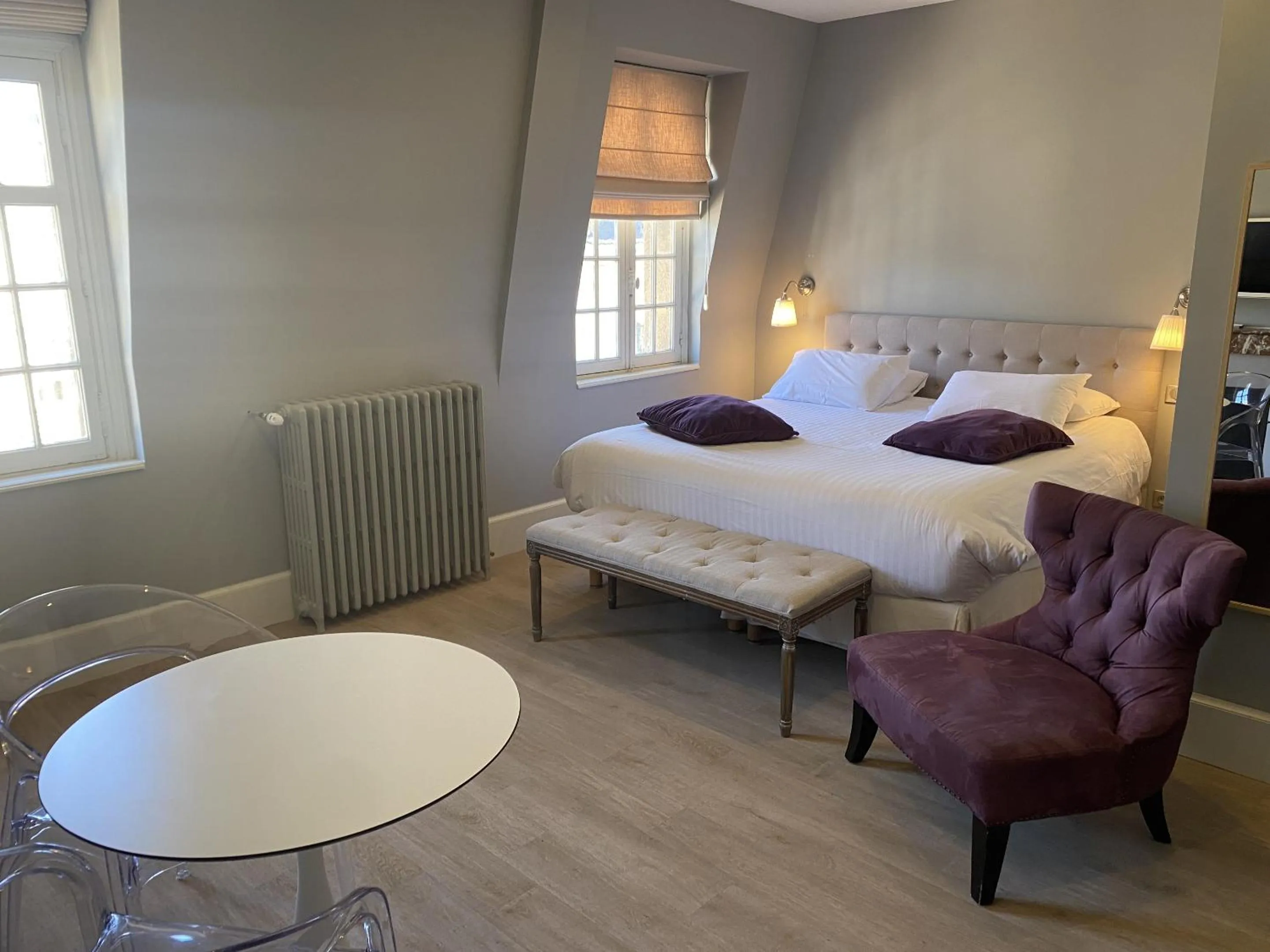 Bedroom, Bed in La Villa Beaupeyrat - Apparthôtels de charme dans bâtisse de caractère à 400m du cœur de ville de Limoges