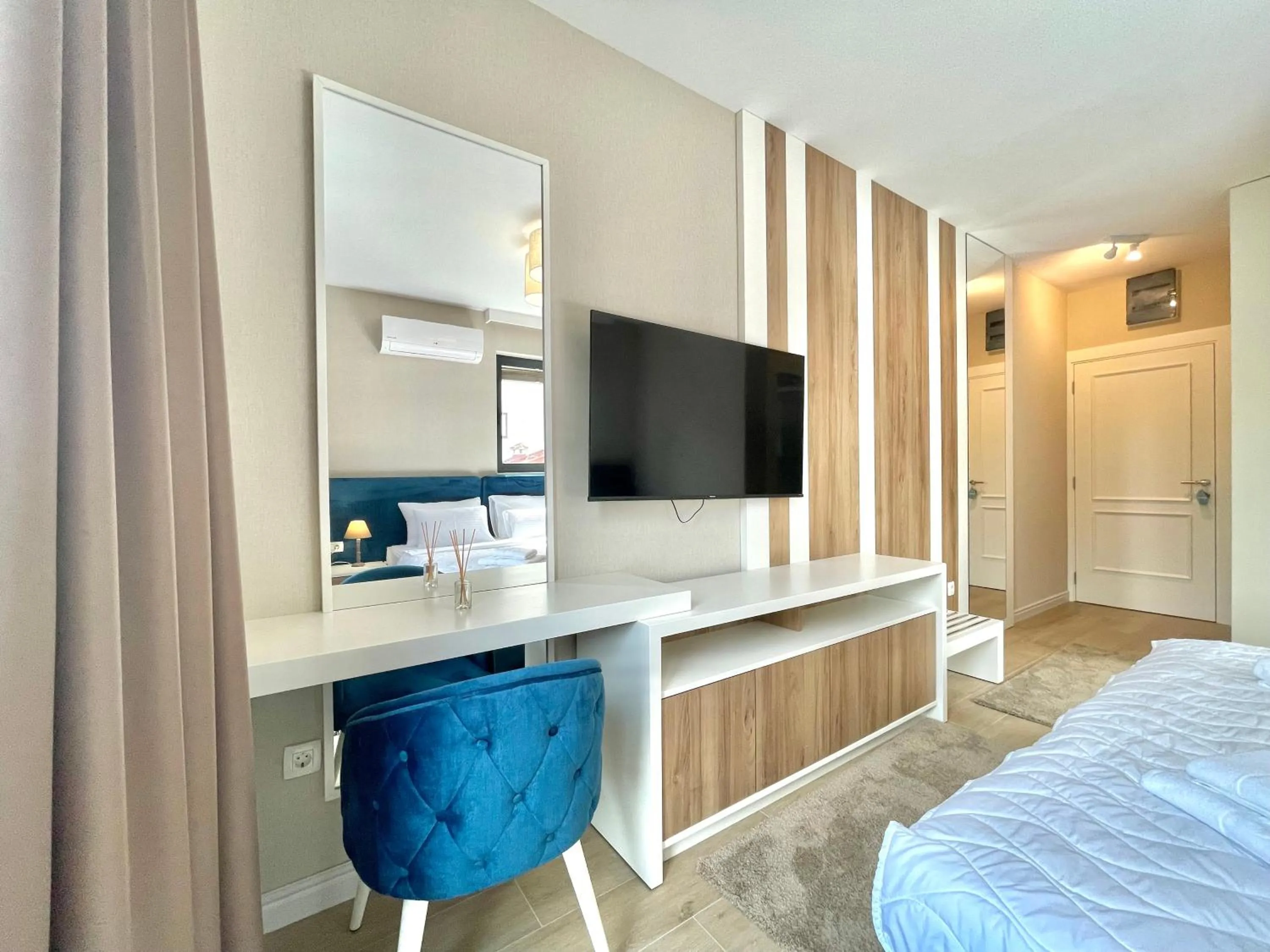 TV and multimedia, Bed in Comfort Apartments Pasha