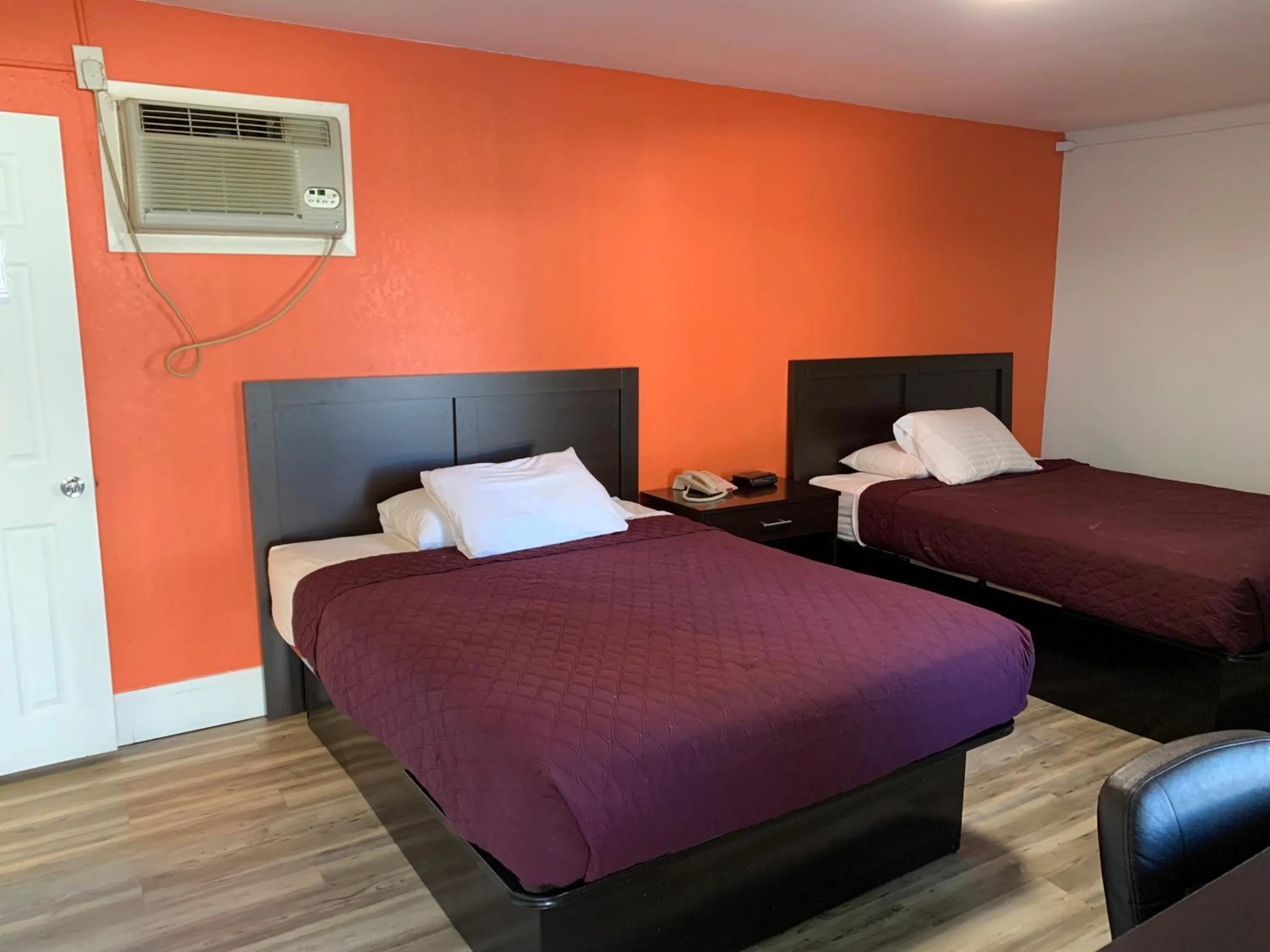 Bedroom, Bed in Whispering Pines Motel