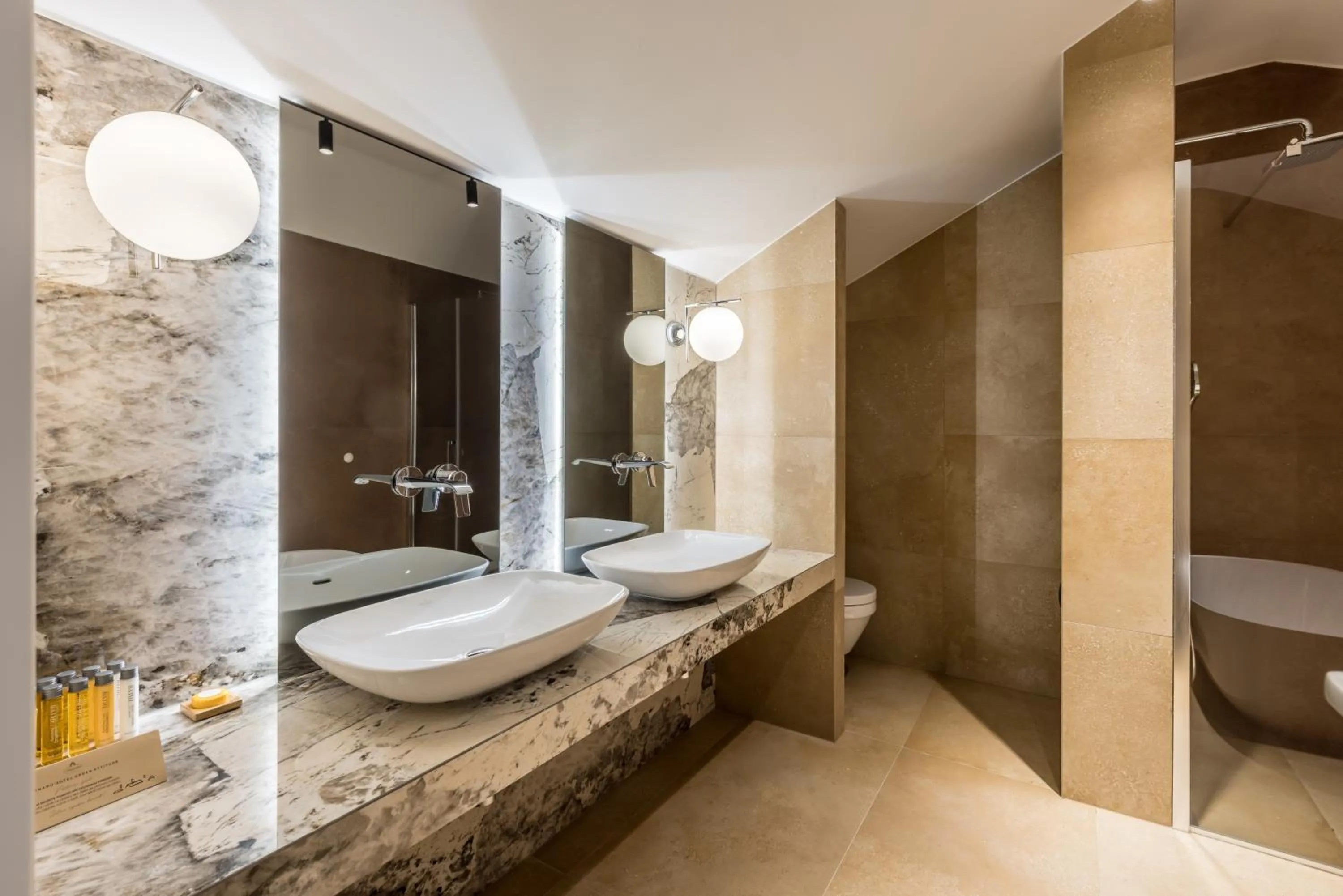 Bathroom in Cornaro Hotel