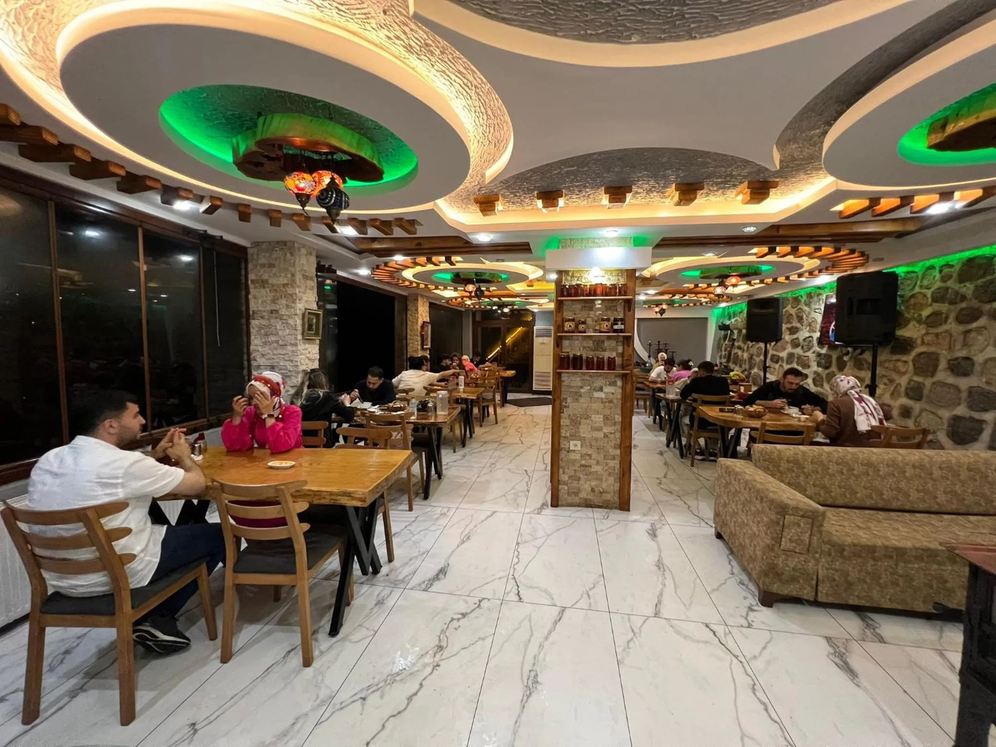 Restaurant/places to eat in Peruma otel