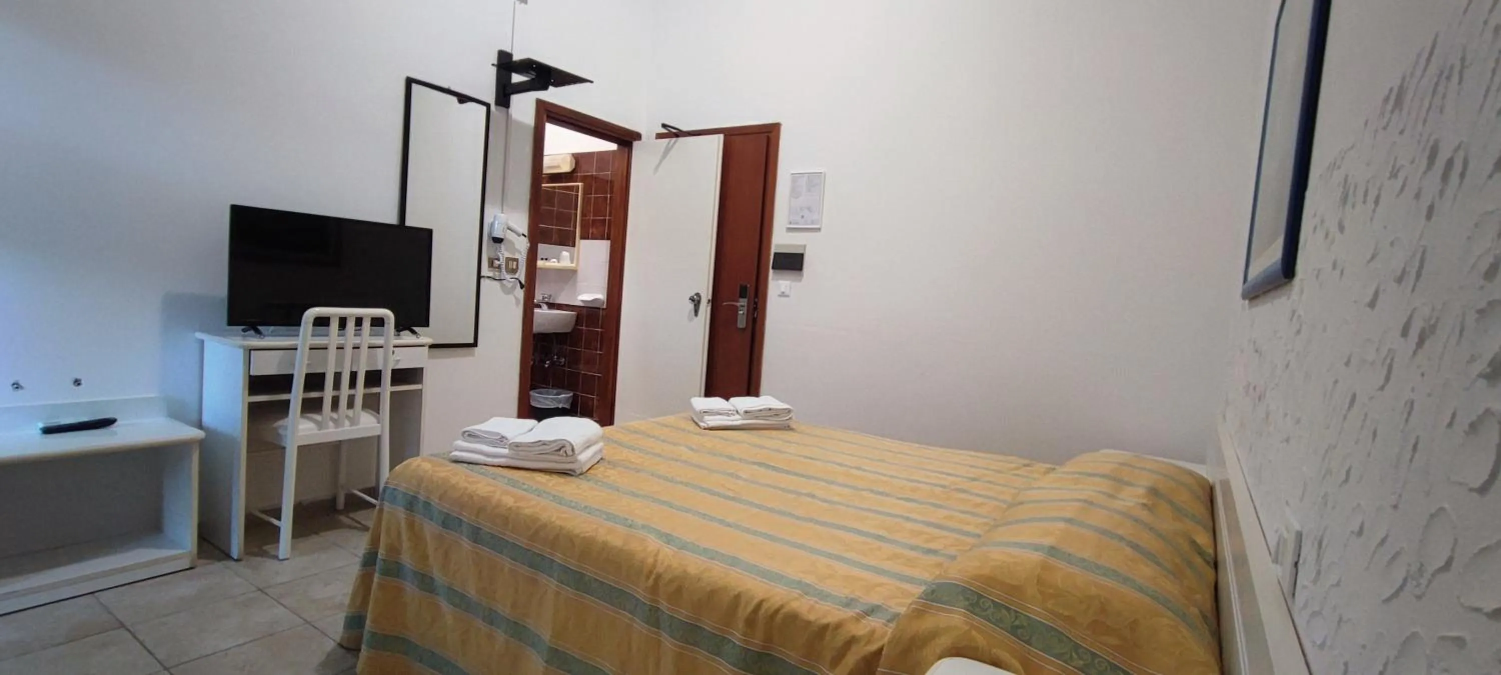 TV and multimedia in Hotel Zeus Lido di Classe Room Only