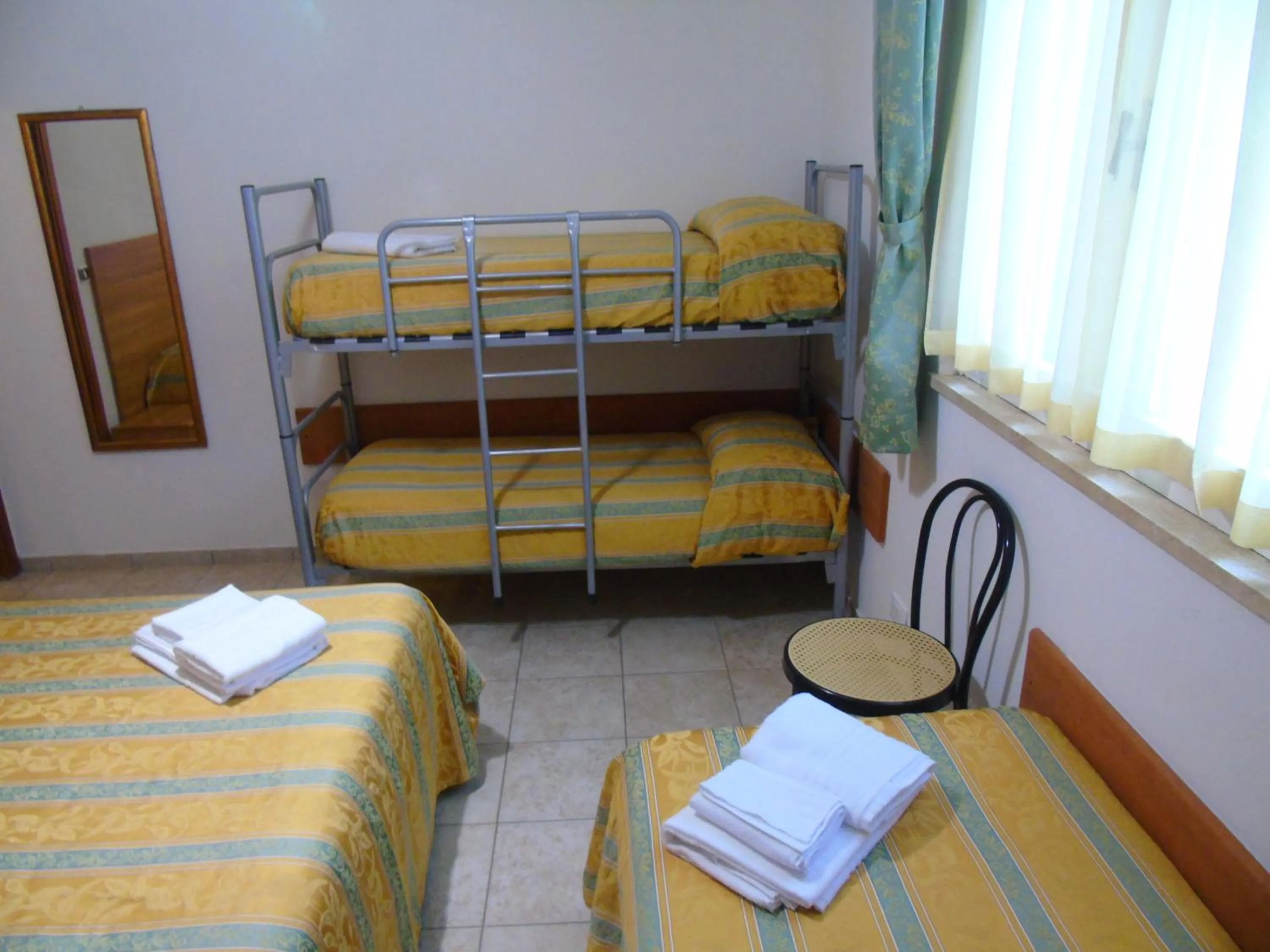 bunk bed in Hotel Zeus Lido di Classe Room Only