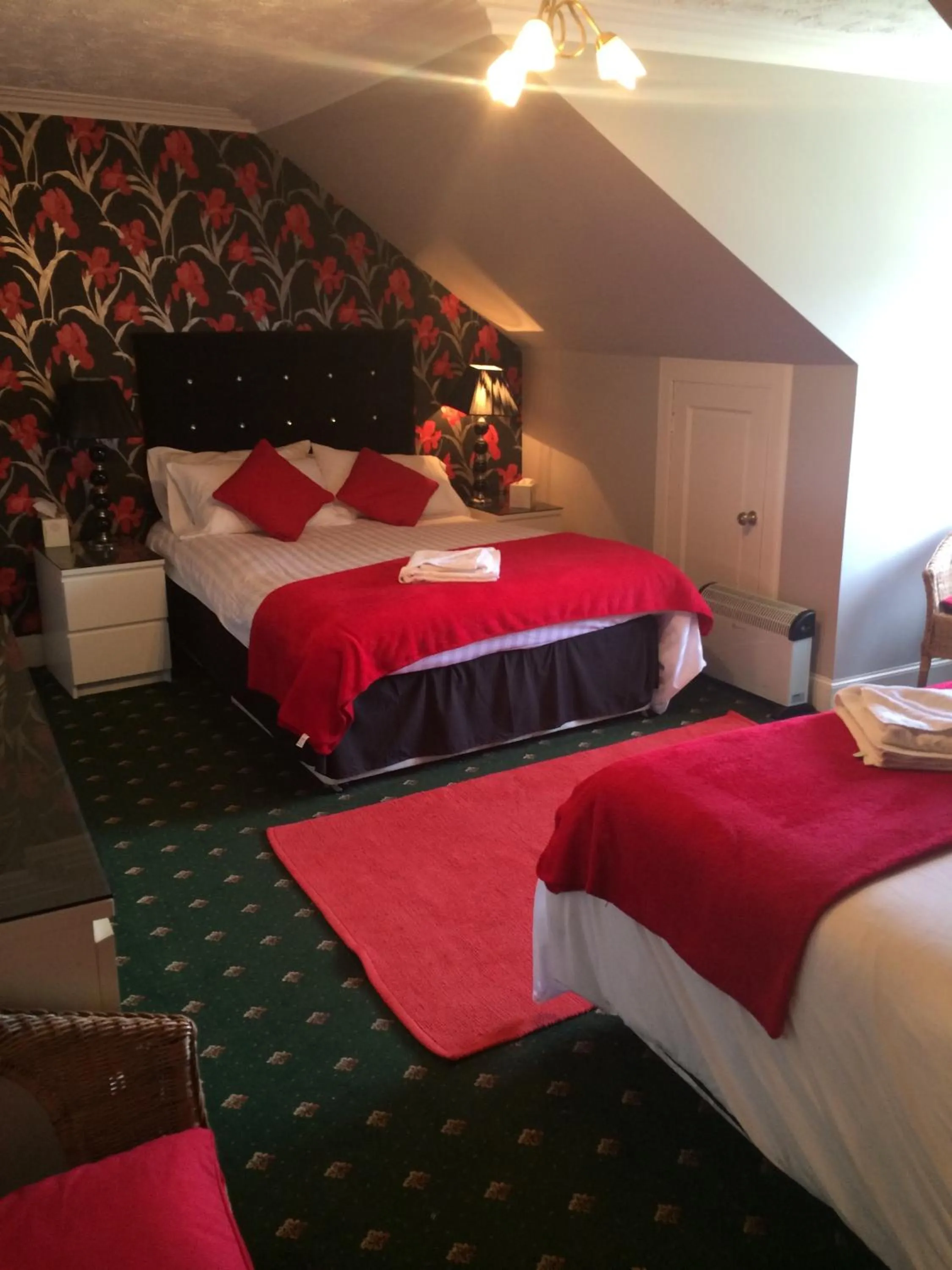 Photo of the whole room, Bed in Broom Lodge