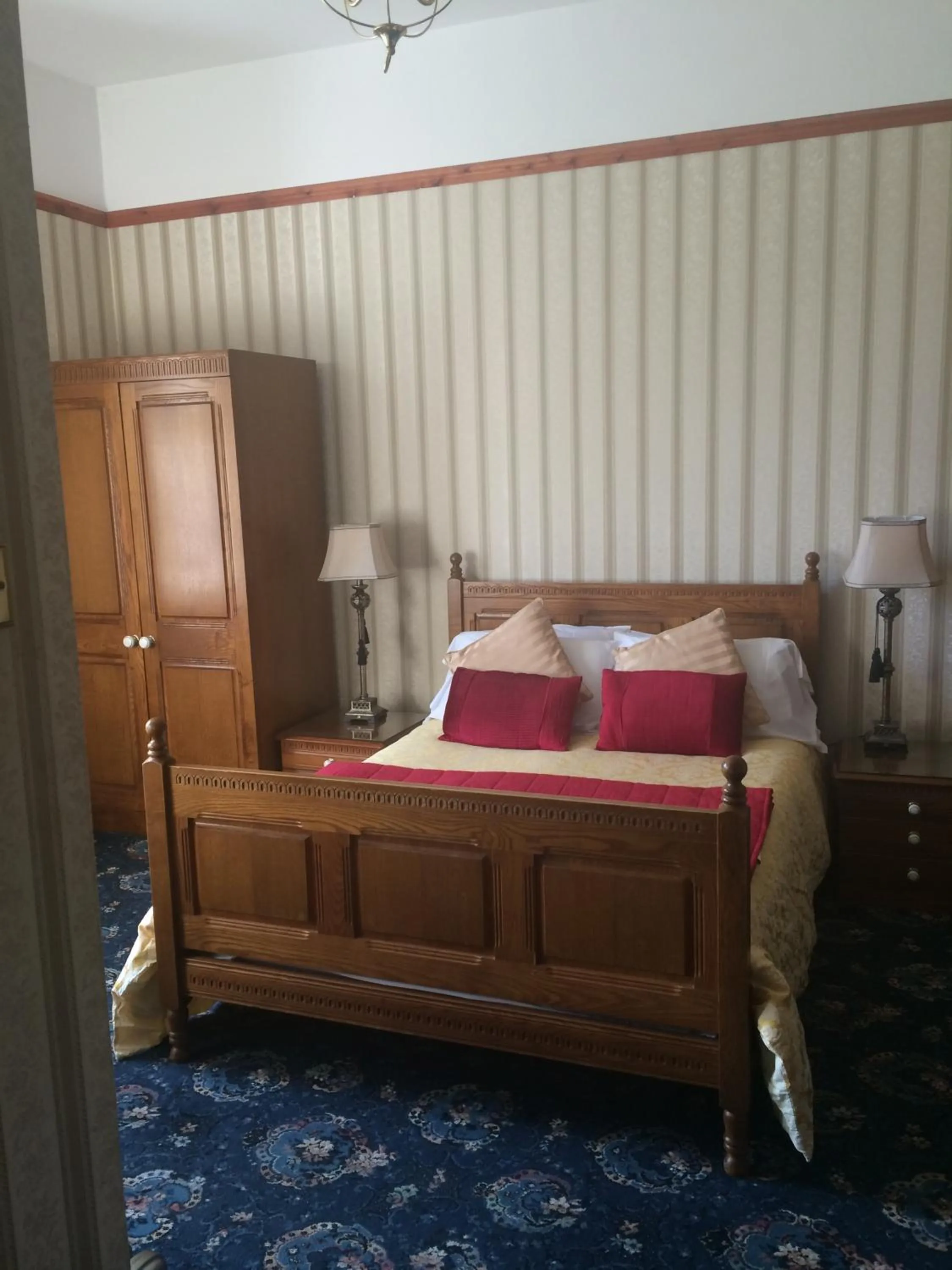 Photo of the whole room, Bed in Broom Lodge