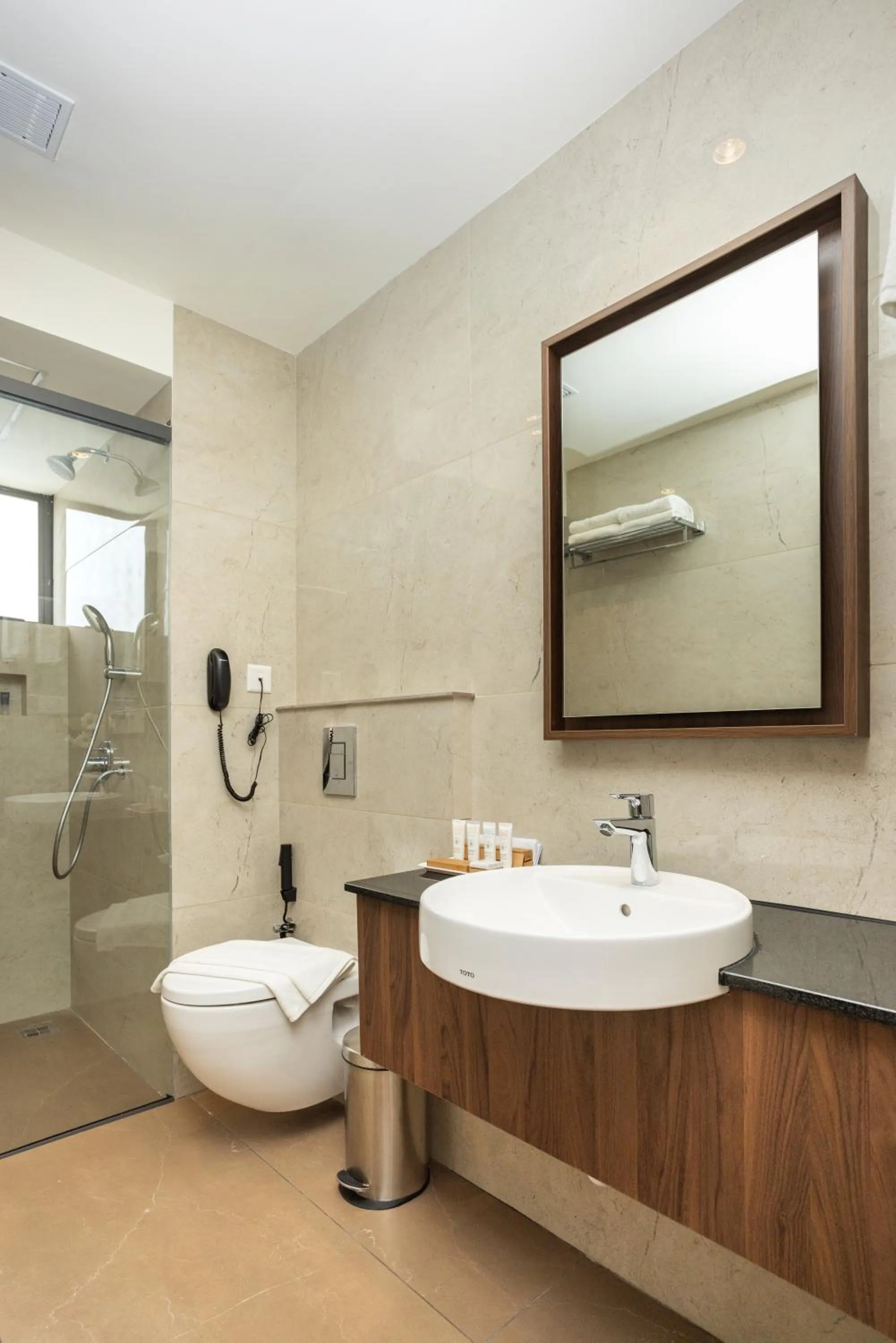 Shower in PRESIDENCY AIRPORT HOTEL