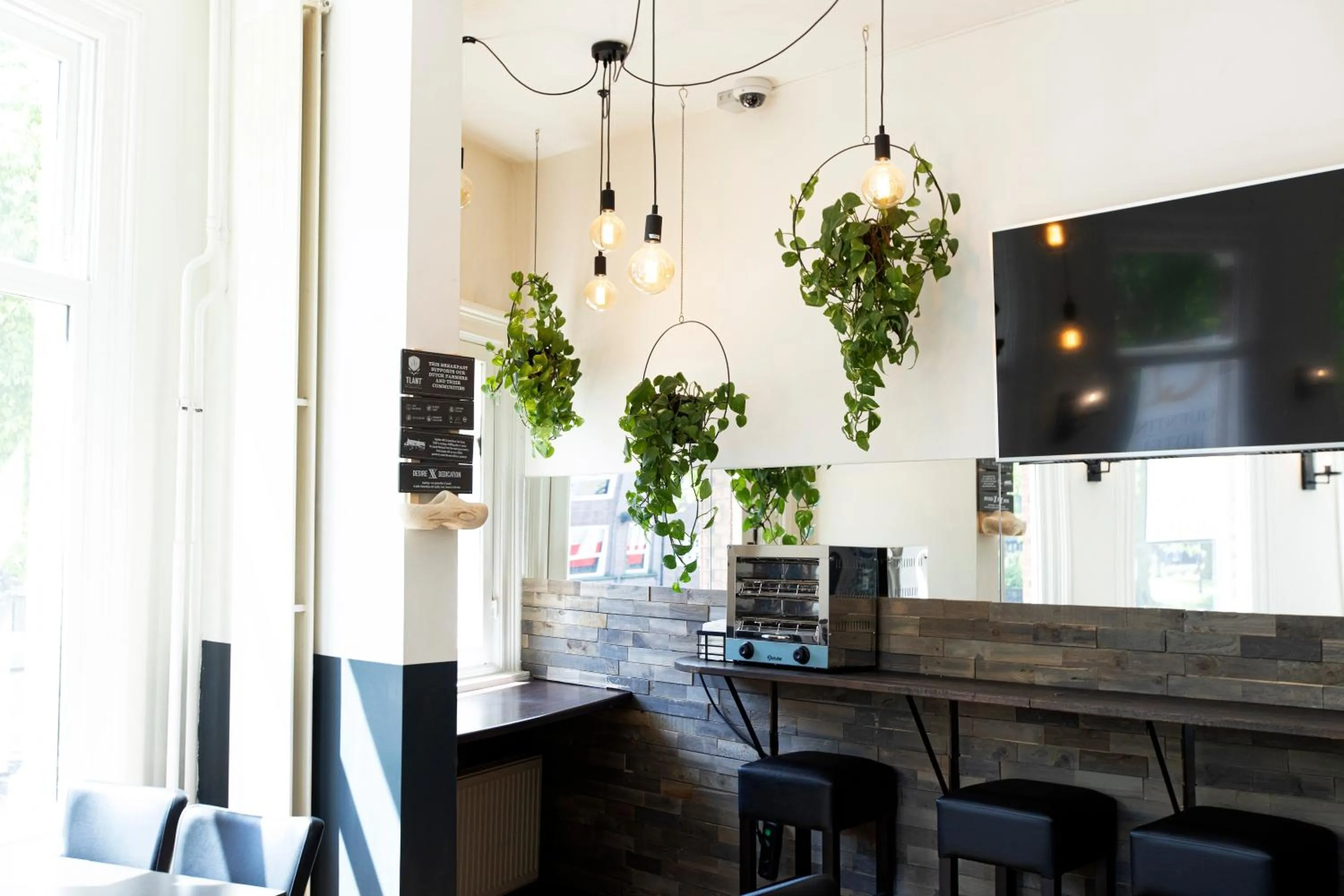 Restaurant/places to eat in Quentin Amsterdam Hotel