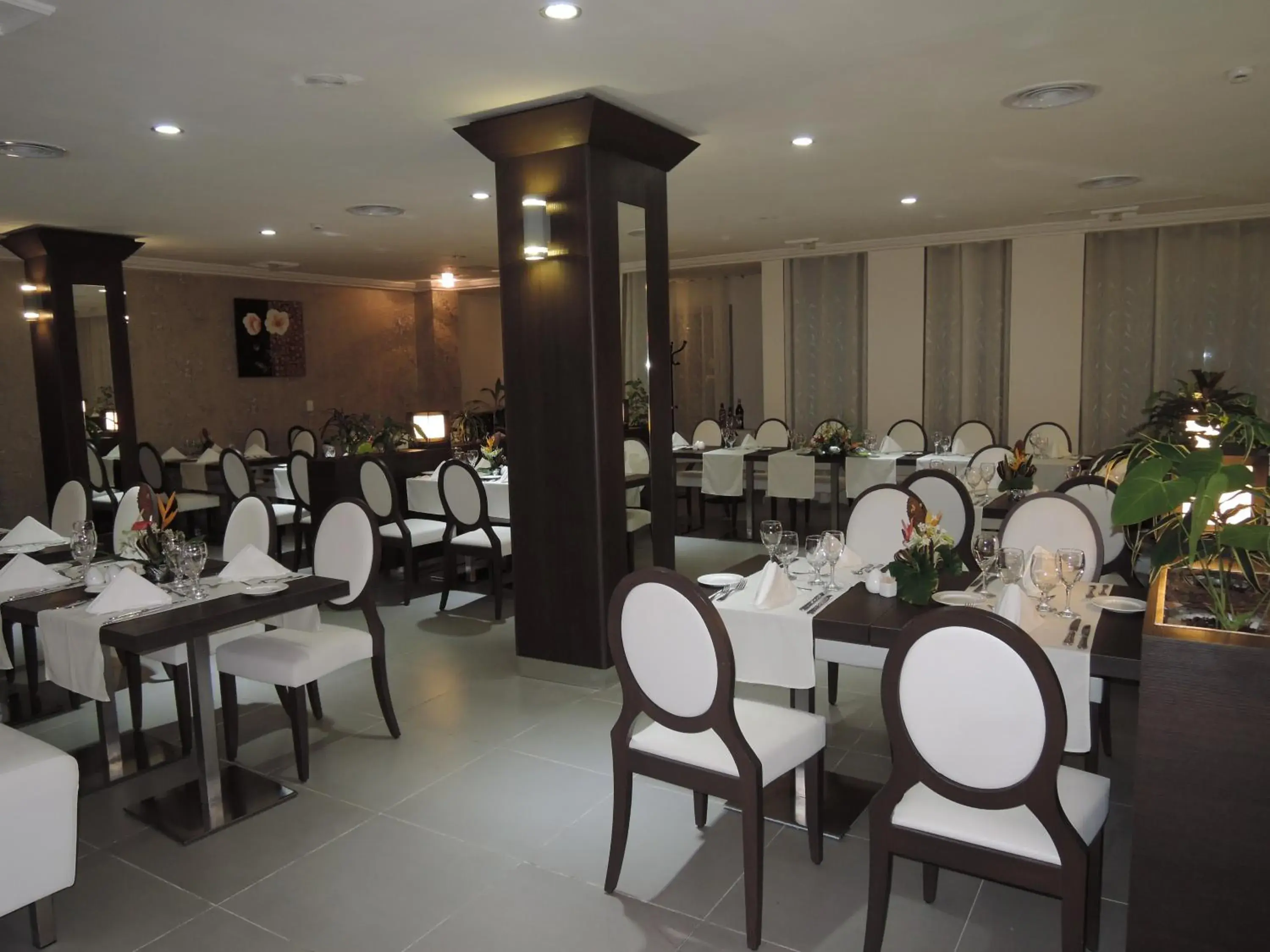 Restaurant/places to eat in Benin Royal Hotel Restaurant/places to eat in Benin Royal Hotel