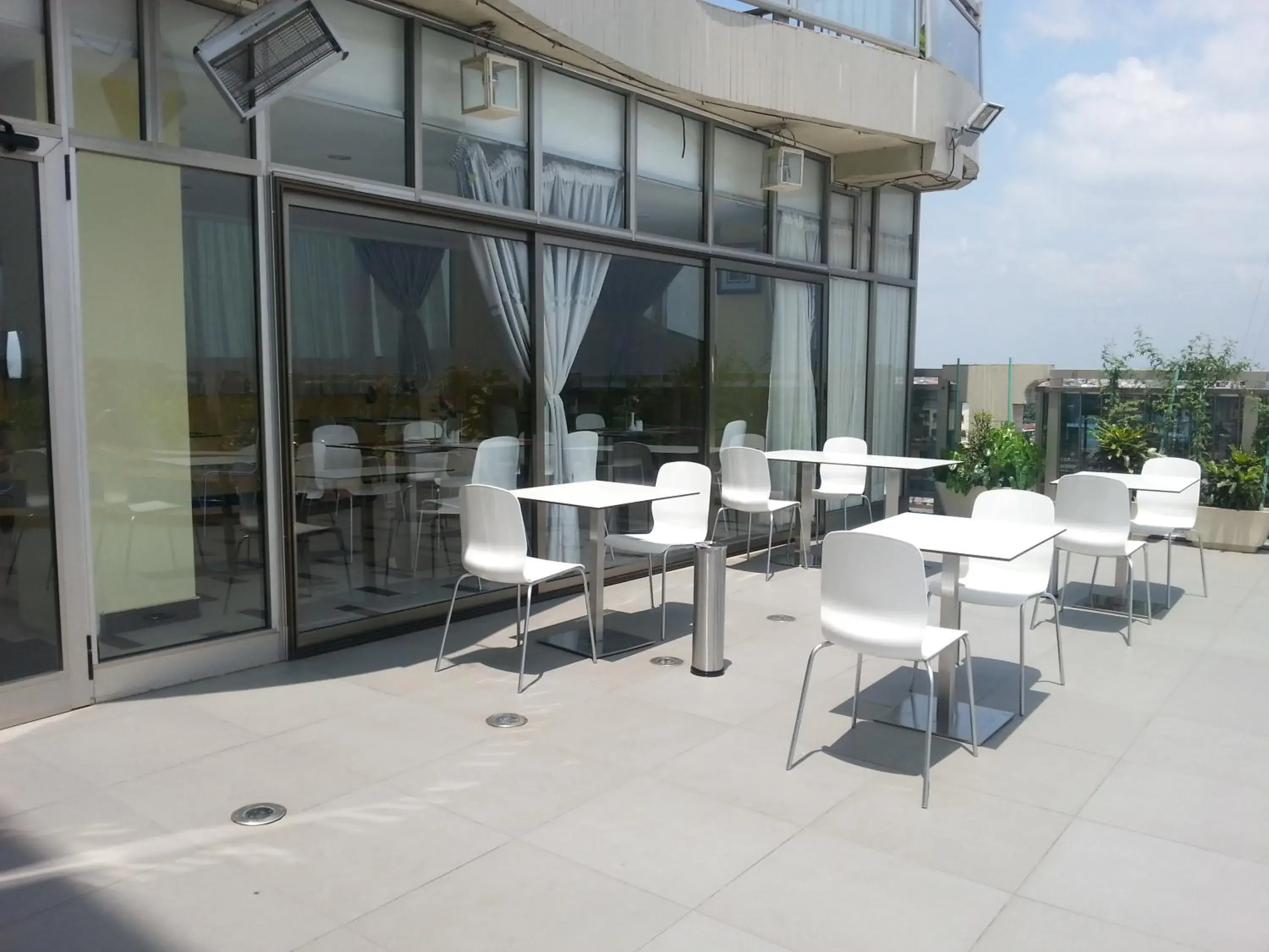 Restaurant/places to eat in Benin Royal Hotel Restaurant/places to eat in Benin Royal Hotel