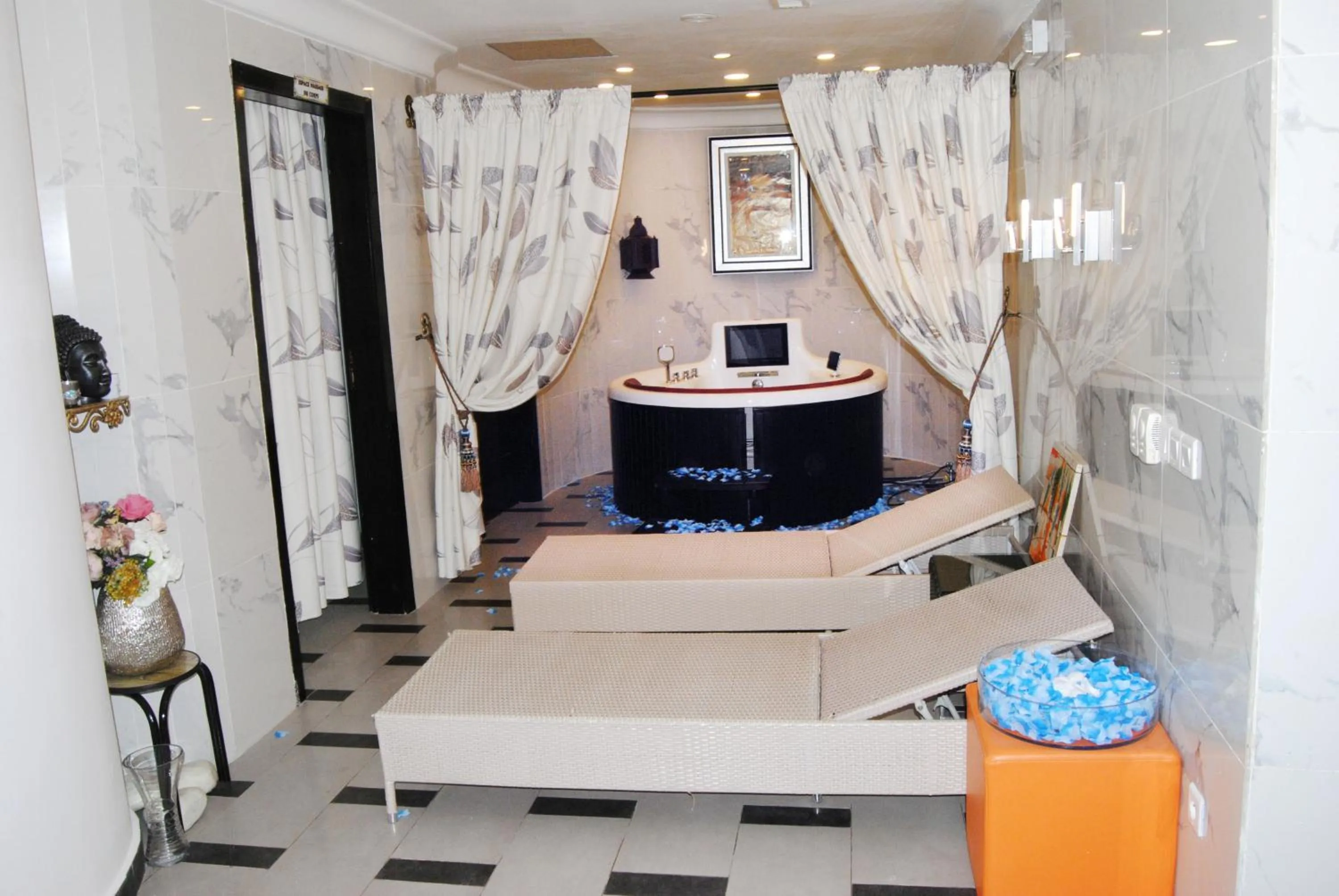 Spa and wellness centre/facilities, Bed in Benin Royal Hotel