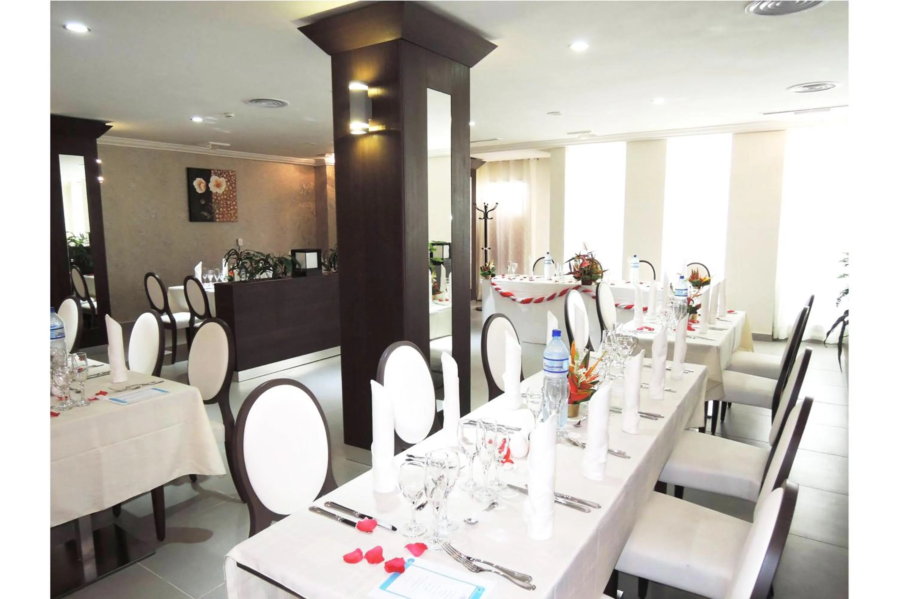Restaurant/places to eat in Benin Royal Hotel