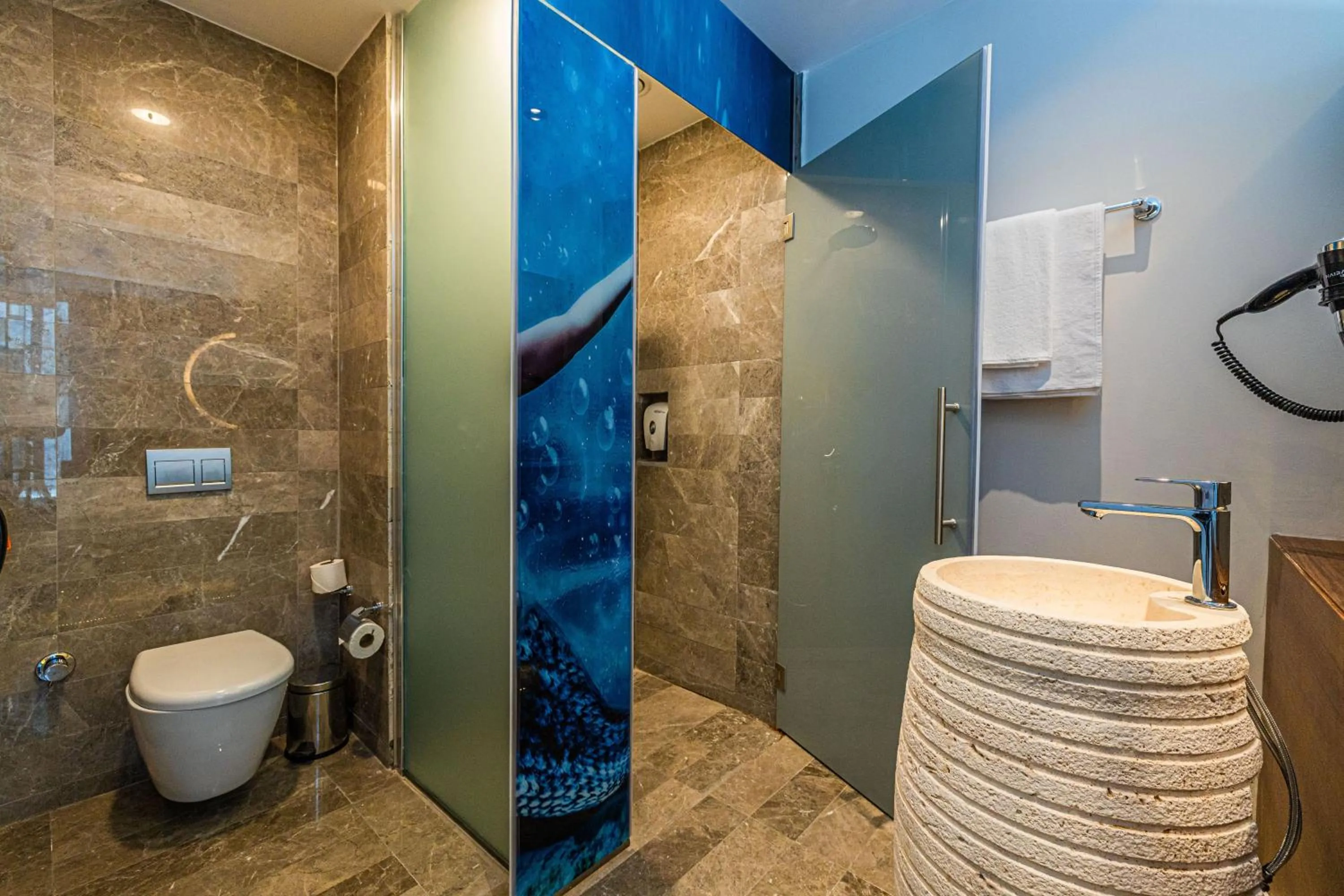 Shower in Gözegir Hotel