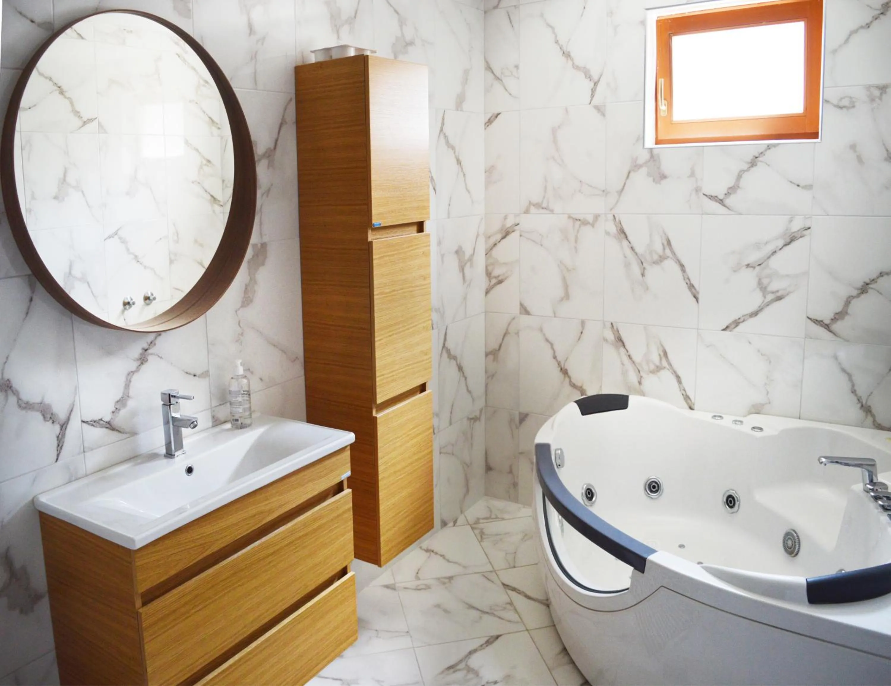 One-Bedroom Apartment with Spa Bath in Antigona Apartments