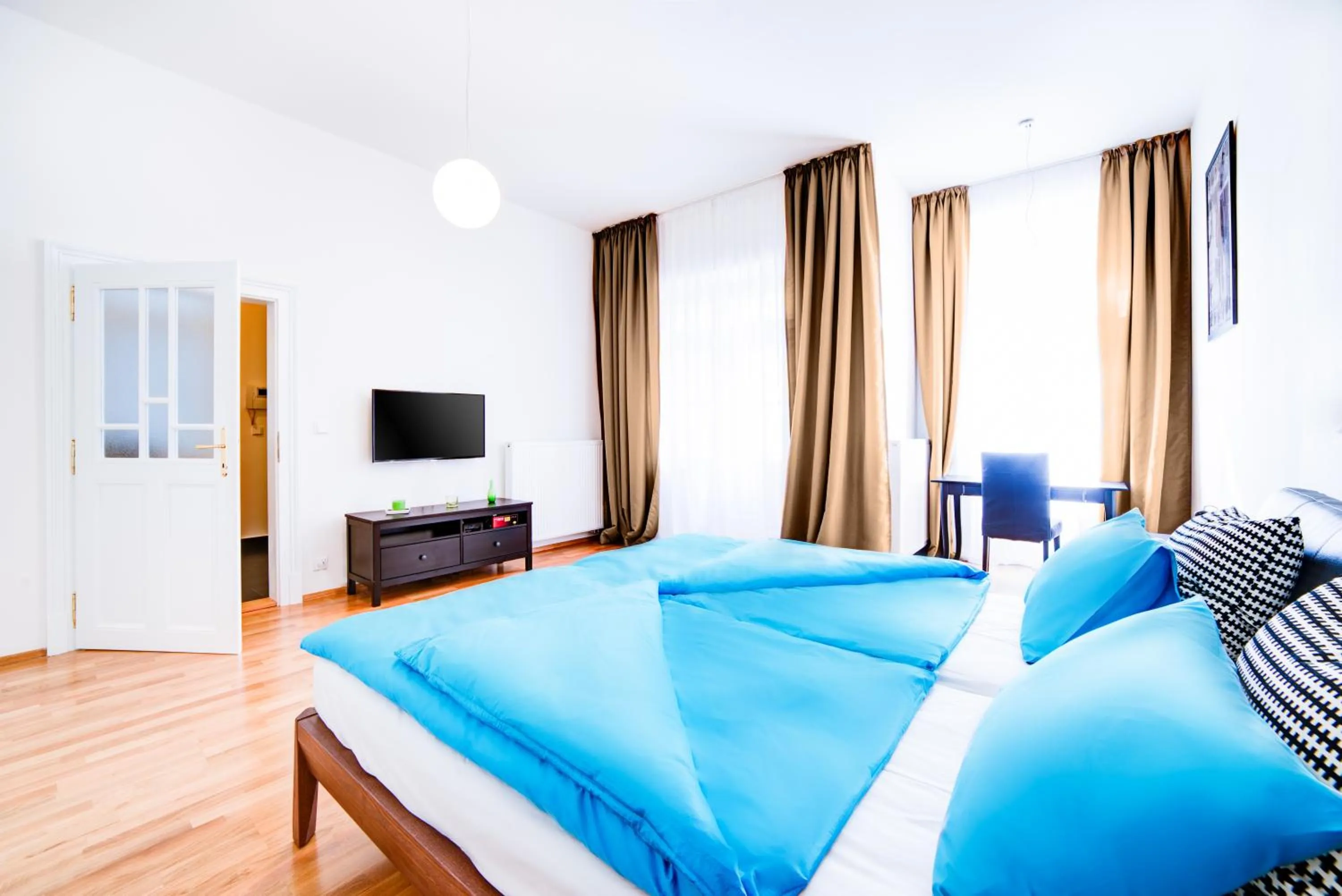 Photo of the whole room, Bed in Bishop Apartments