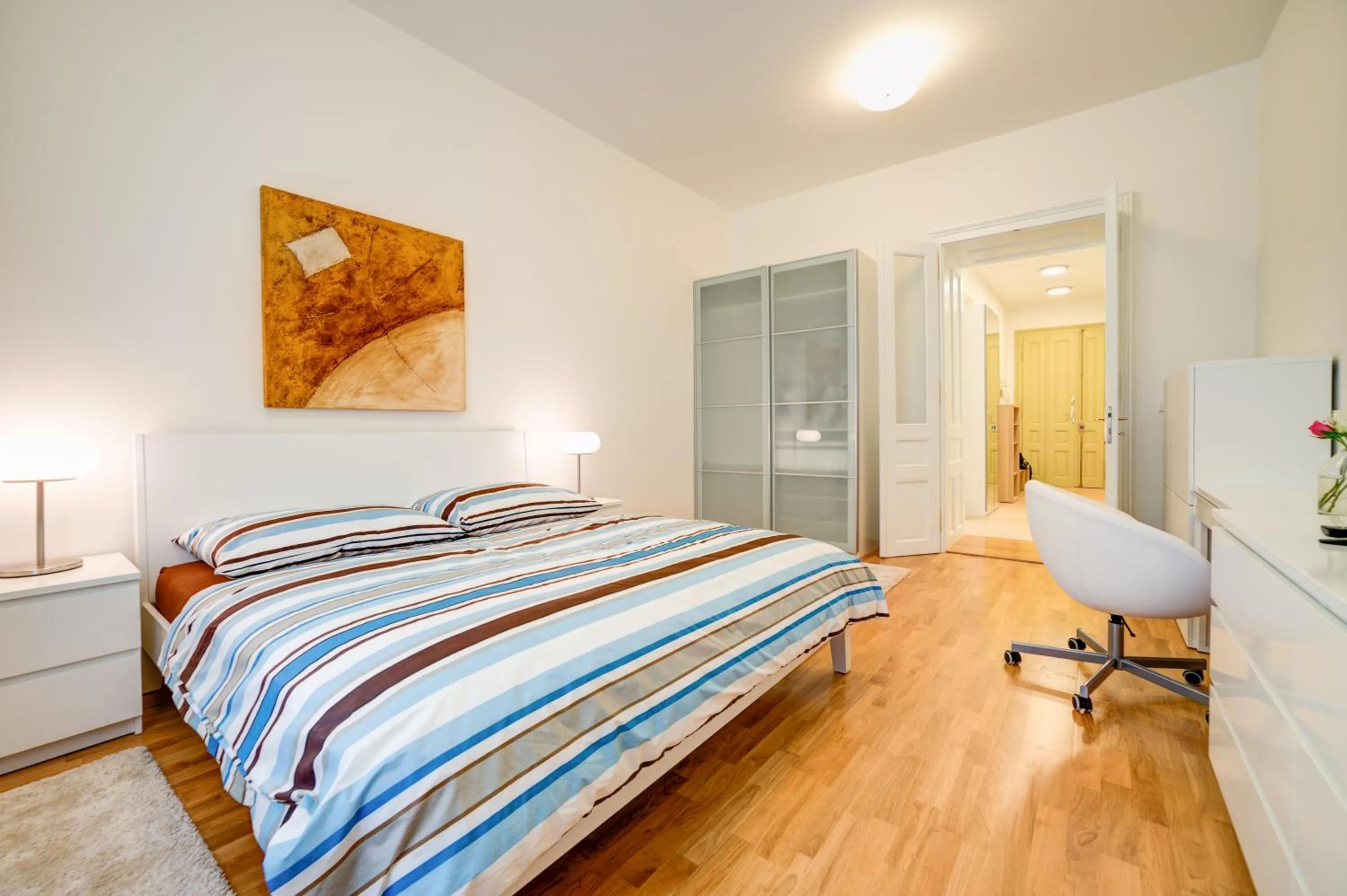 Photo of the whole room, Bed in Bishop Apartments