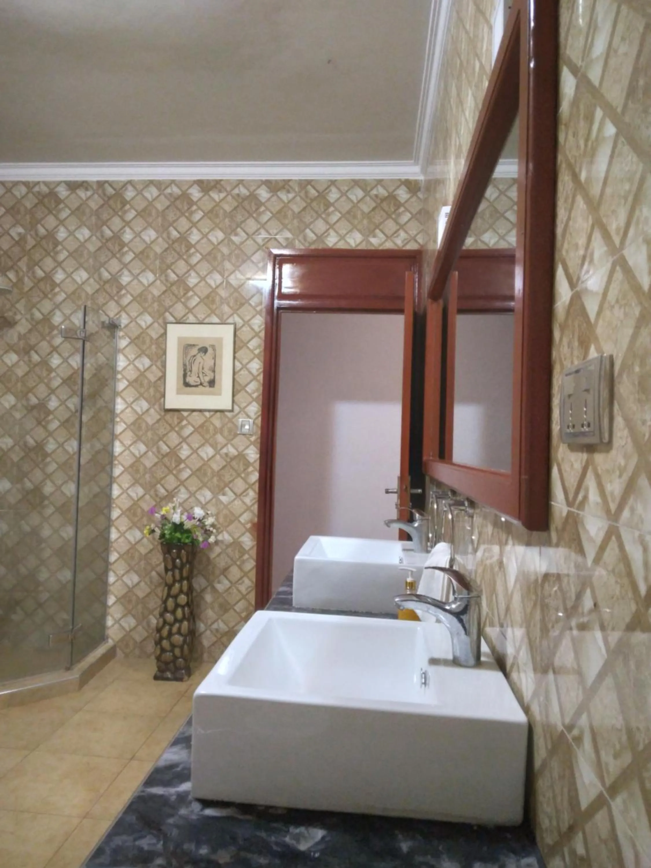 Shower in Sprunger Avenue - tulia homes