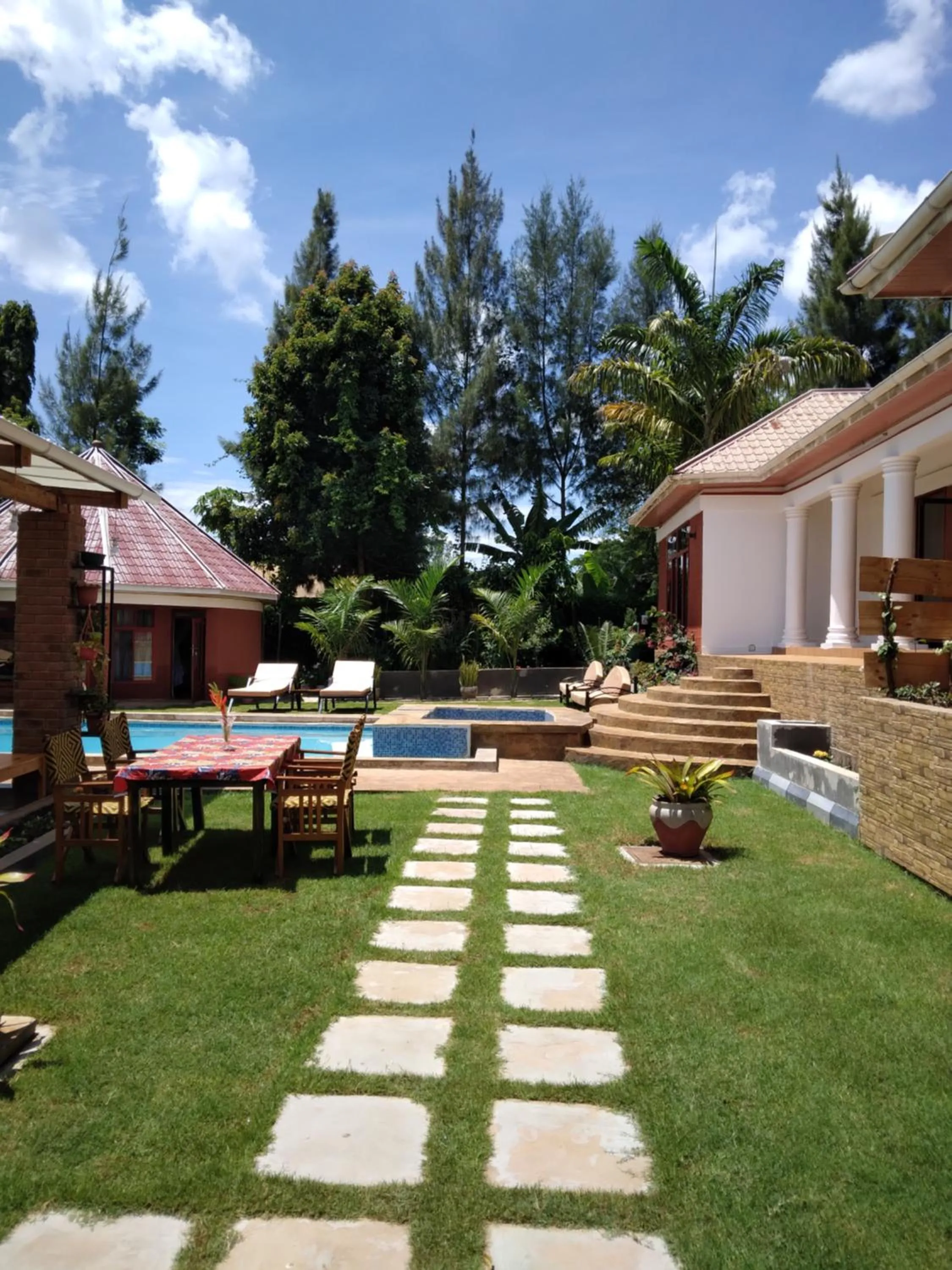 Garden in Sprunger Avenue - tulia homes