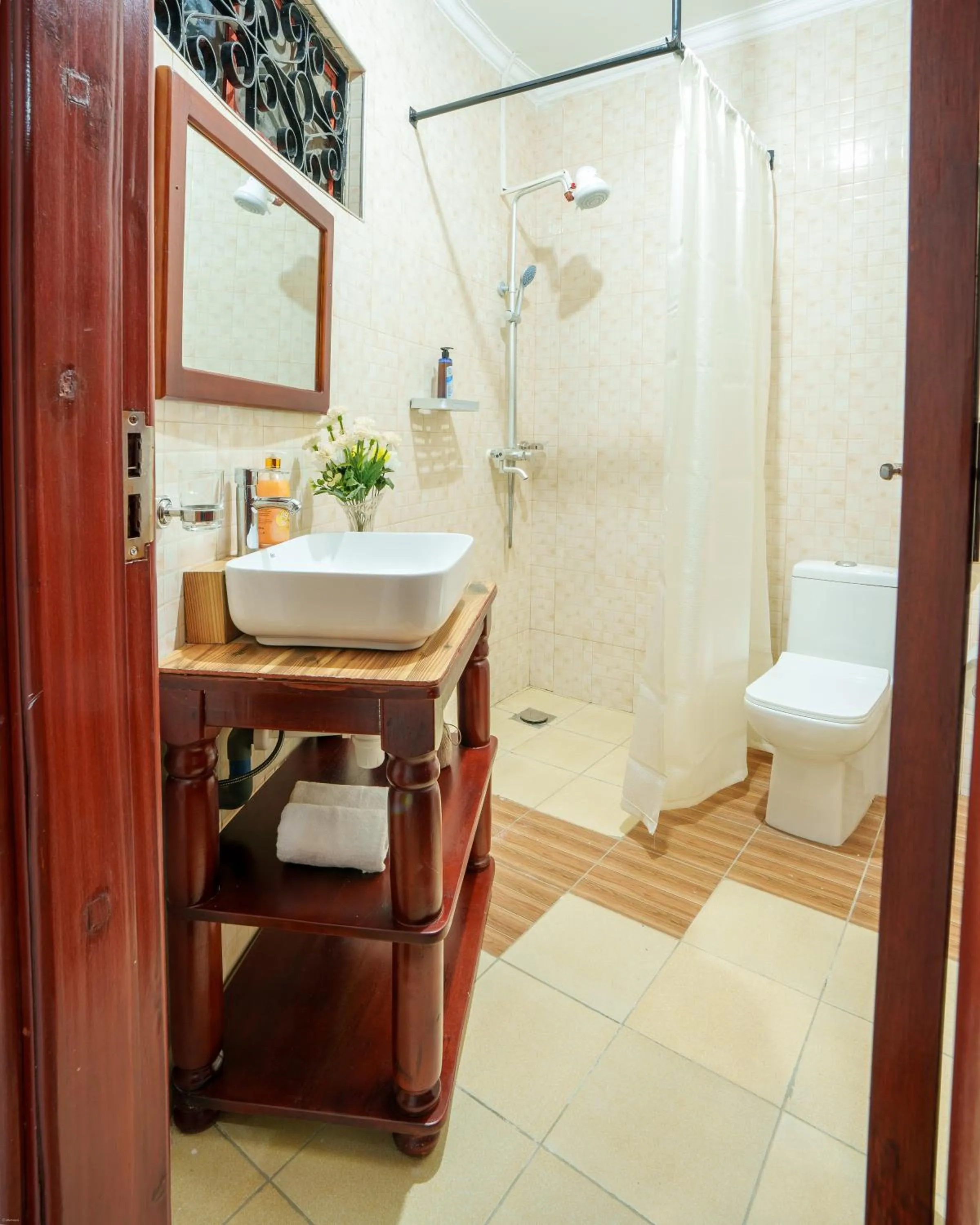 Shower in Sprunger Avenue - tulia homes