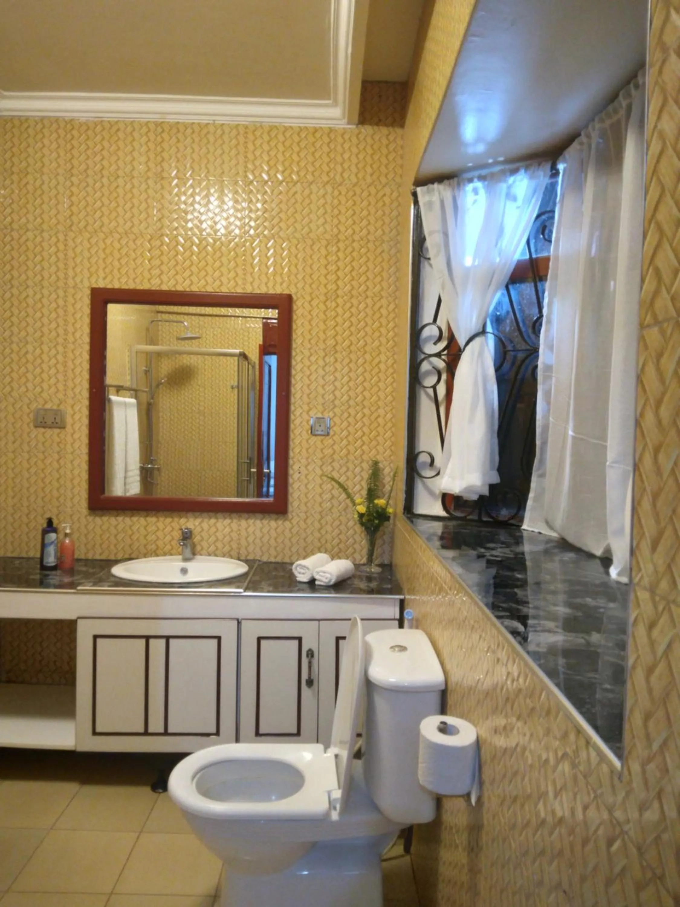 Shower in Sprunger Avenue - tulia homes