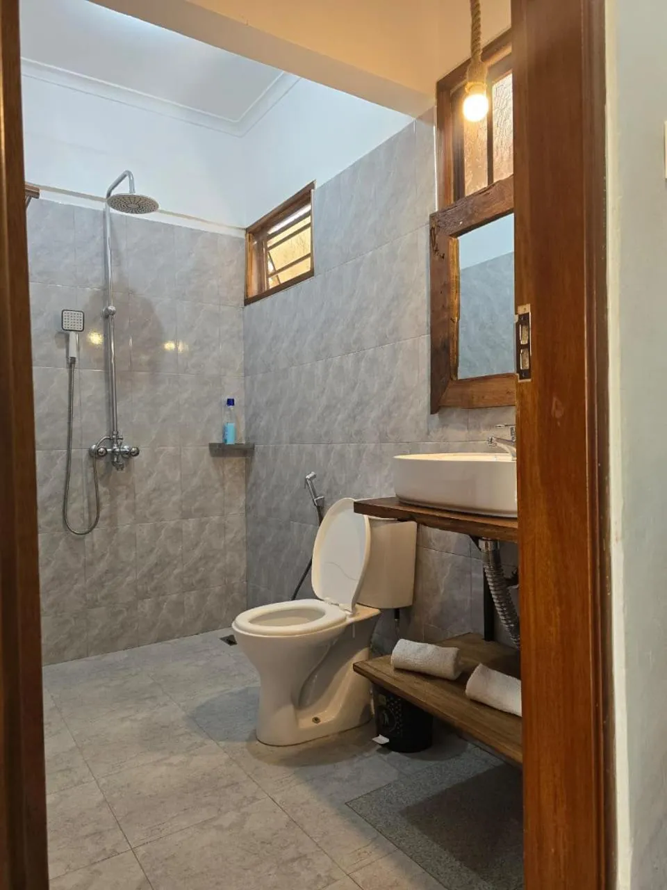 Bathroom in Sprunger Avenue - tulia homes