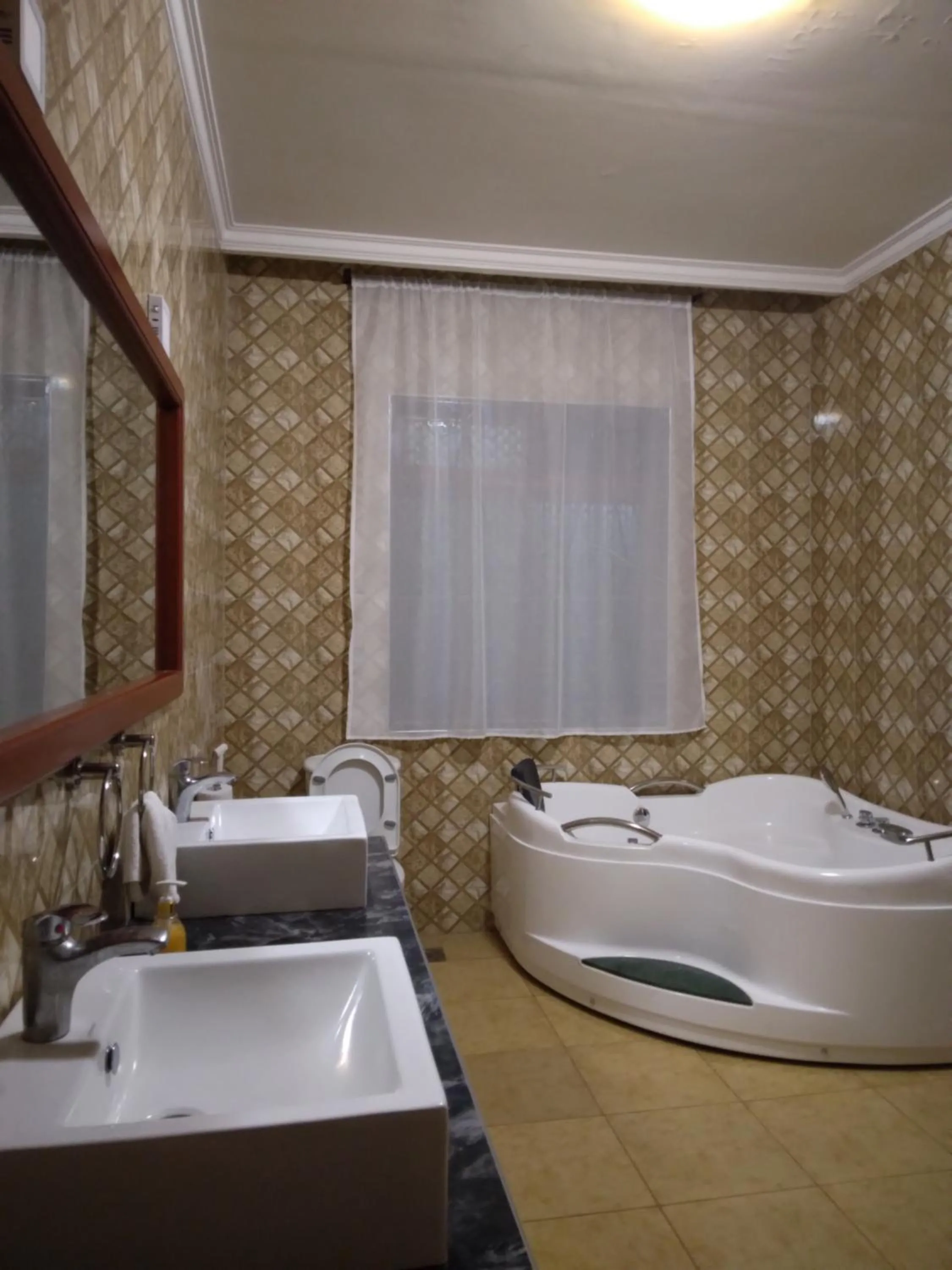 Hot Tub in Sprunger Avenue - tulia homes