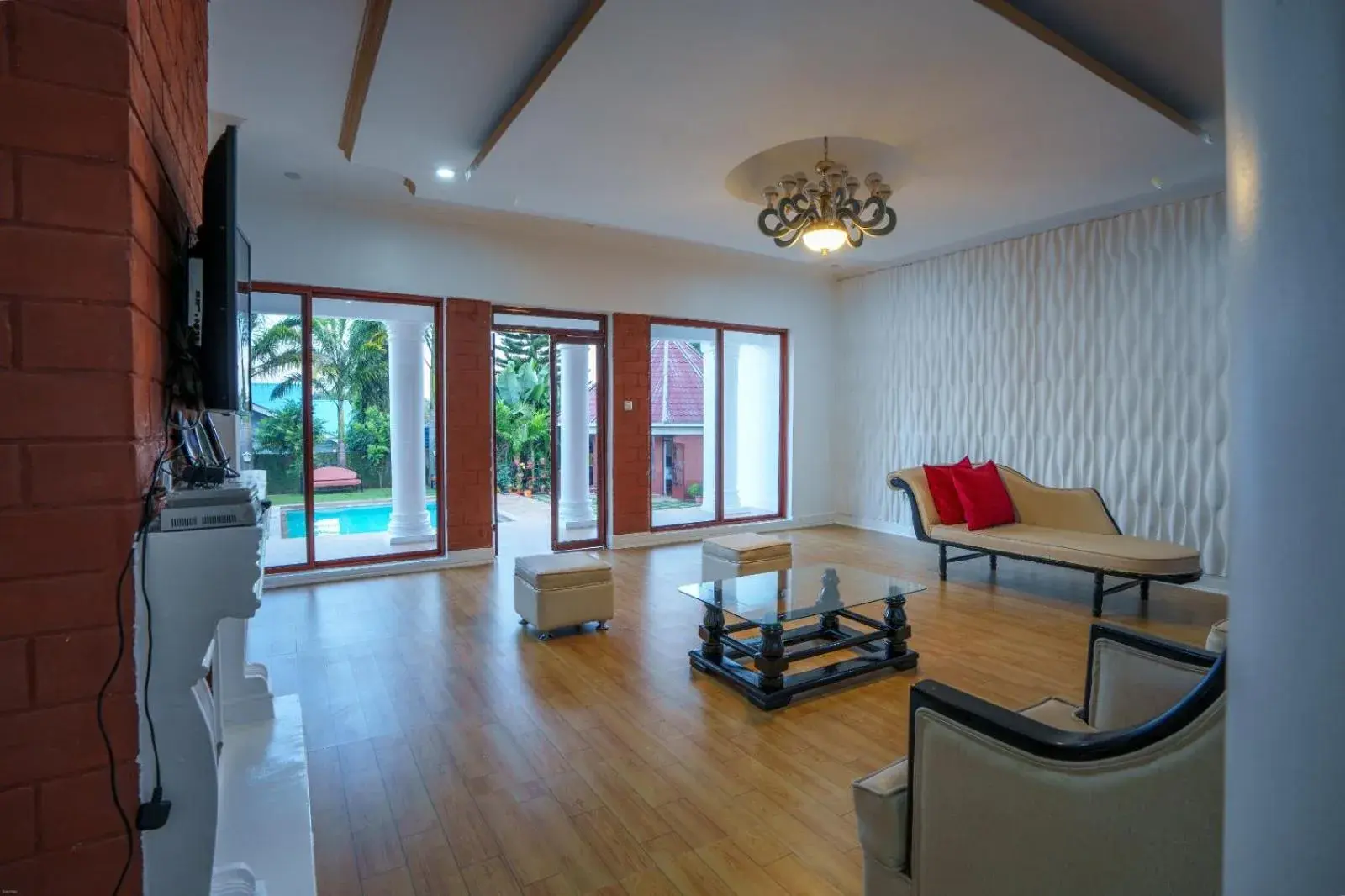 Three-Bedroom Villa in Sprunger Avenue - tulia homes Three-Bedroom Villa in Sprunger Avenue - tulia homes